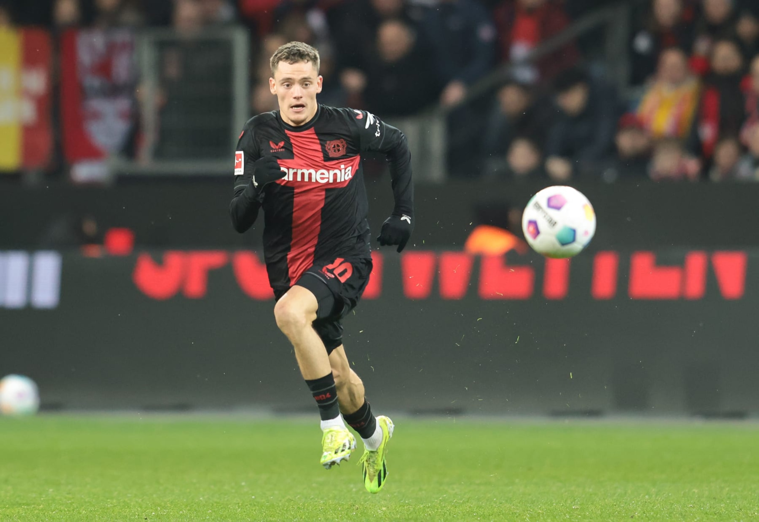 LEVERKUSEN, GERMANY - JANUARY 27: Florian Wirtz of Bayer plays the ball during the Bundesliga match between Bayer 04 Leverkusen and Borussia Mönchengladbach at BayArena on January 27, 2024 in Leverkusen, Germany. (Photo by Jürgen Fromme - firo sportphoto/Getty Images)
