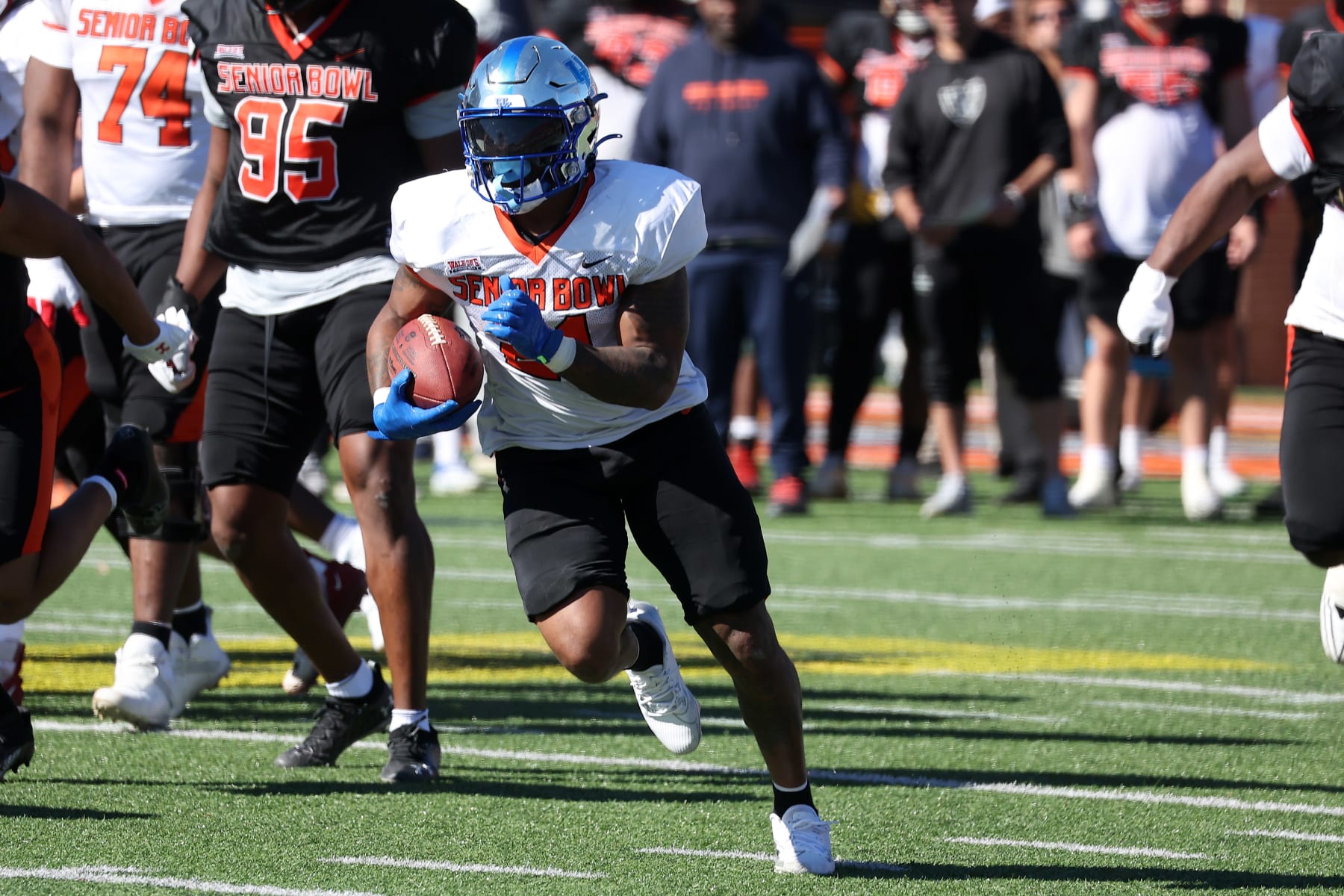MOBILE, AL - JANUARY 31: American running back Ray Davis of Kentucky (21) during the American Team practice for the Reese's Senior Bowl on January 31, 2024 at Hancock Whitney Stadium in Mobile, Alabama.  (Photo by Michael Wade/Icon Sportswire via Getty Images)