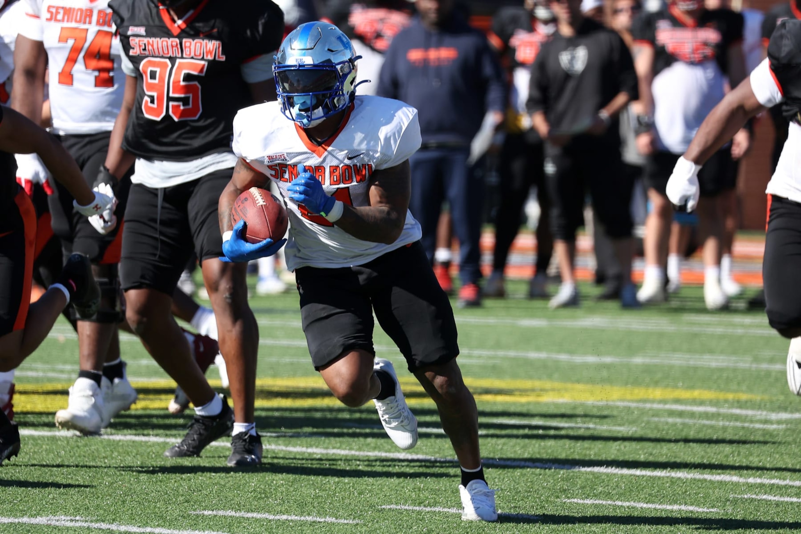 MOBILE, AL - JANUARY 31: American running back Ray Davis of Kentucky (21) during the American Team practice for the Reese's Senior Bowl on January 31, 2024 at Hancock Whitney Stadium in Mobile, Alabama.  (Photo by Michael Wade/Icon Sportswire via Getty Images)
