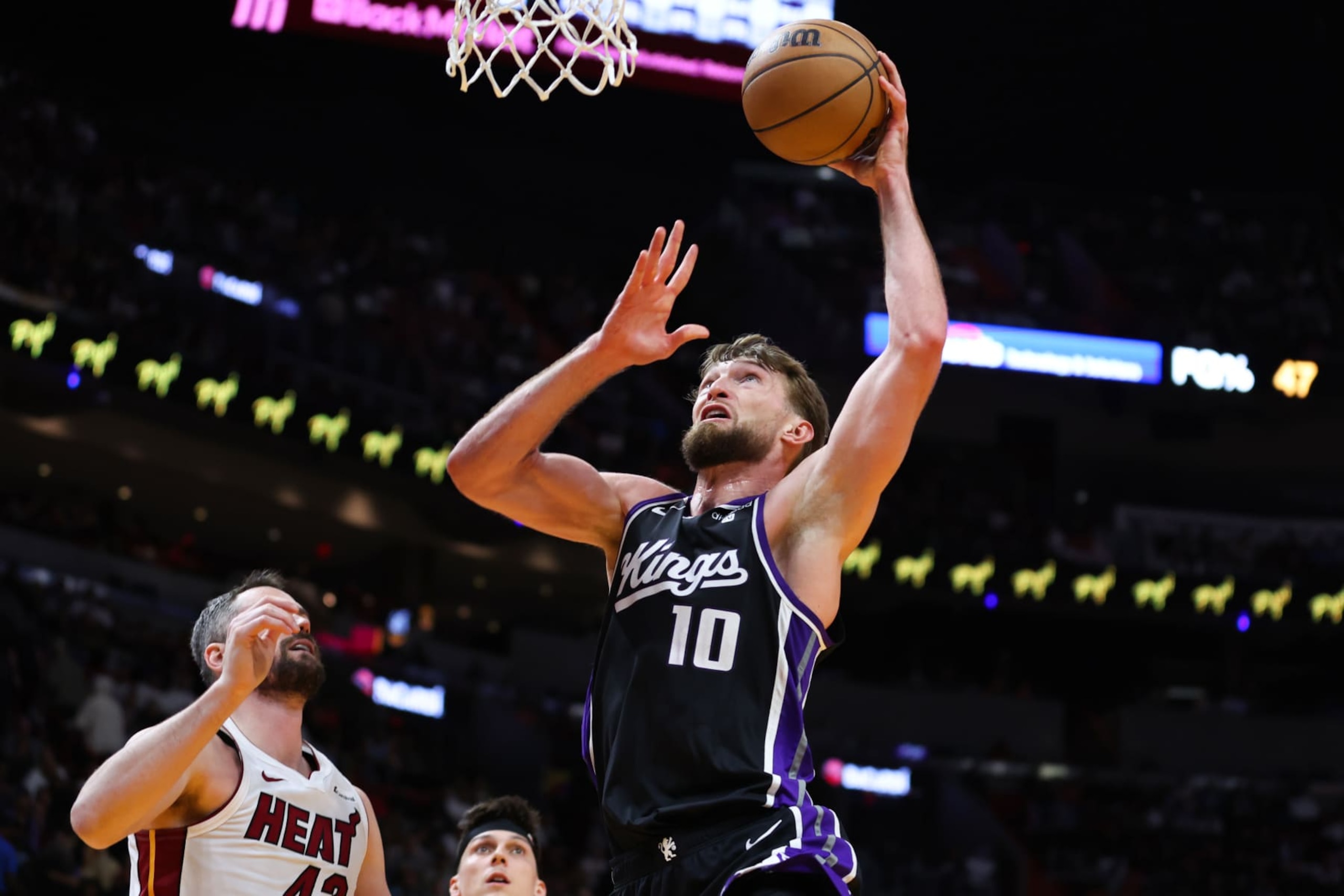 MIAMI, FLORIDA - JANUARY 31: Domantas Sabonis #10 of the Sacramento Kings drives to the basket against the Miami Heat during the second quarter of the game at Kaseya Center on January 31, 2024 in Miami, Florida. NOTE TO USER: User expressly acknowledges and agrees that, by downloading and or using this photograph, User is consenting to the terms and conditions of the Getty Images License Agreement. (Photo by Megan Briggs/Getty Images)