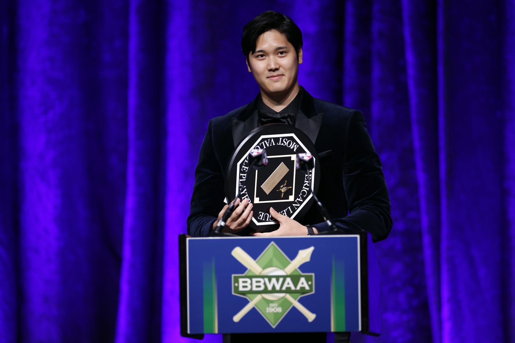NEW YORK, NEW YORK - JANUARY 27: Major League Baseball player Shohei Ohtani of Japan speaks to the crowd after receiving the American League Most Valuable Player award during the 2024 BBWAA Awards Dinner at New York Hilton Midtown on January 27, 2024 in New York City. (Photo by Sarah Stier/Getty Images)