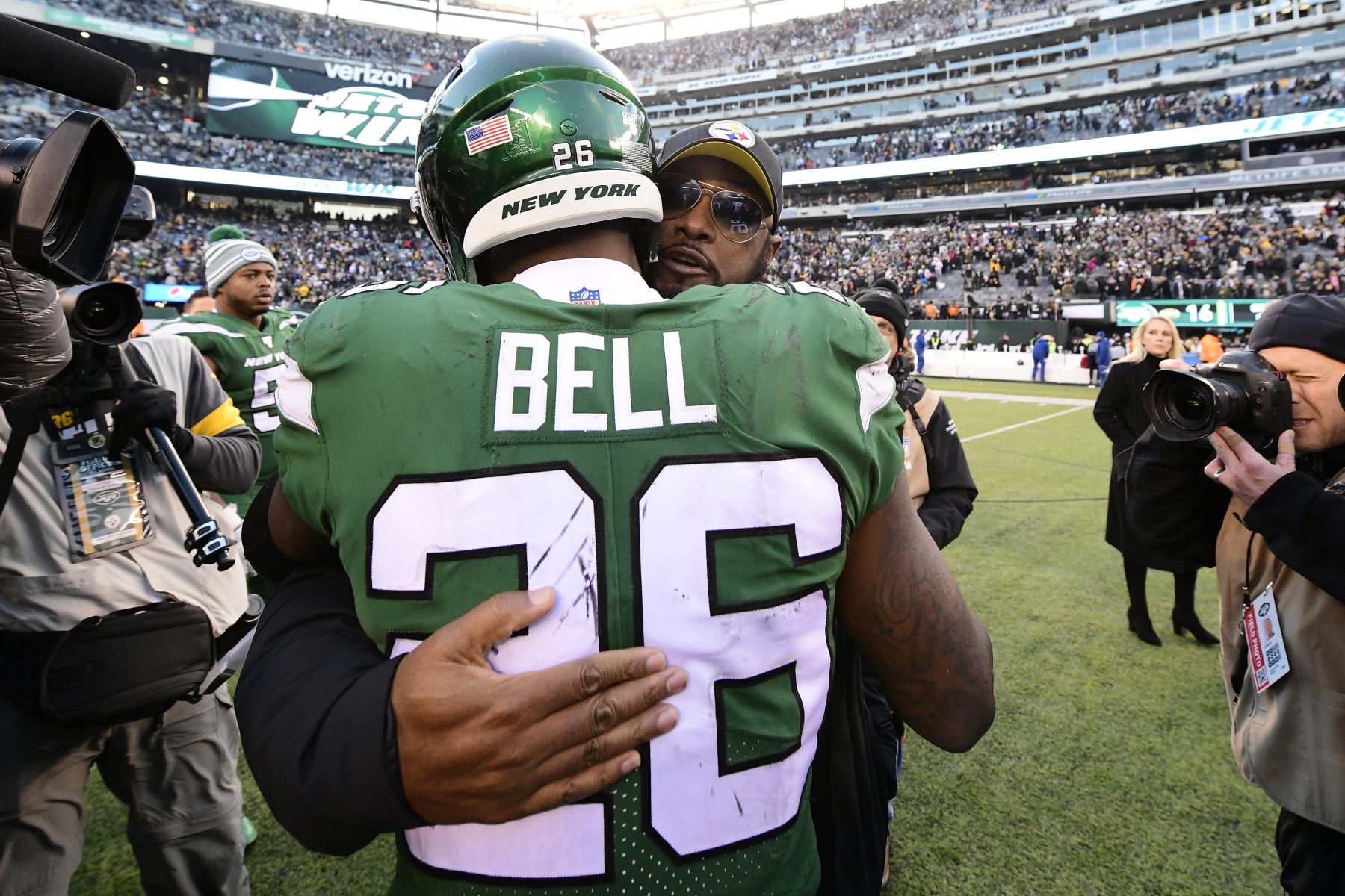 EAST RUTHERFORD, NEW JERSEY - DECEMBER 22:  Head coach Mike Tomlin of the Pittsburgh Steelers embraces Le'Veon Bell #26 of the New York Jets following the game at MetLife Stadium on December 22, 2019 in East Rutherford, New Jersey. (Photo by Steven Ryan/Getty Images)