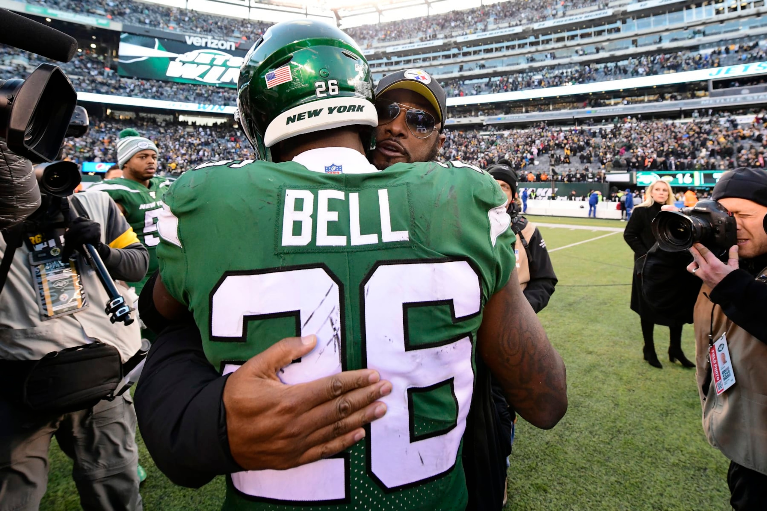 EAST RUTHERFORD, NEW JERSEY - DECEMBER 22:  Head coach Mike Tomlin of the Pittsburgh Steelers embraces Le'Veon Bell #26 of the New York Jets following the game at MetLife Stadium on December 22, 2019 in East Rutherford, New Jersey. (Photo by Steven Ryan/Getty Images)