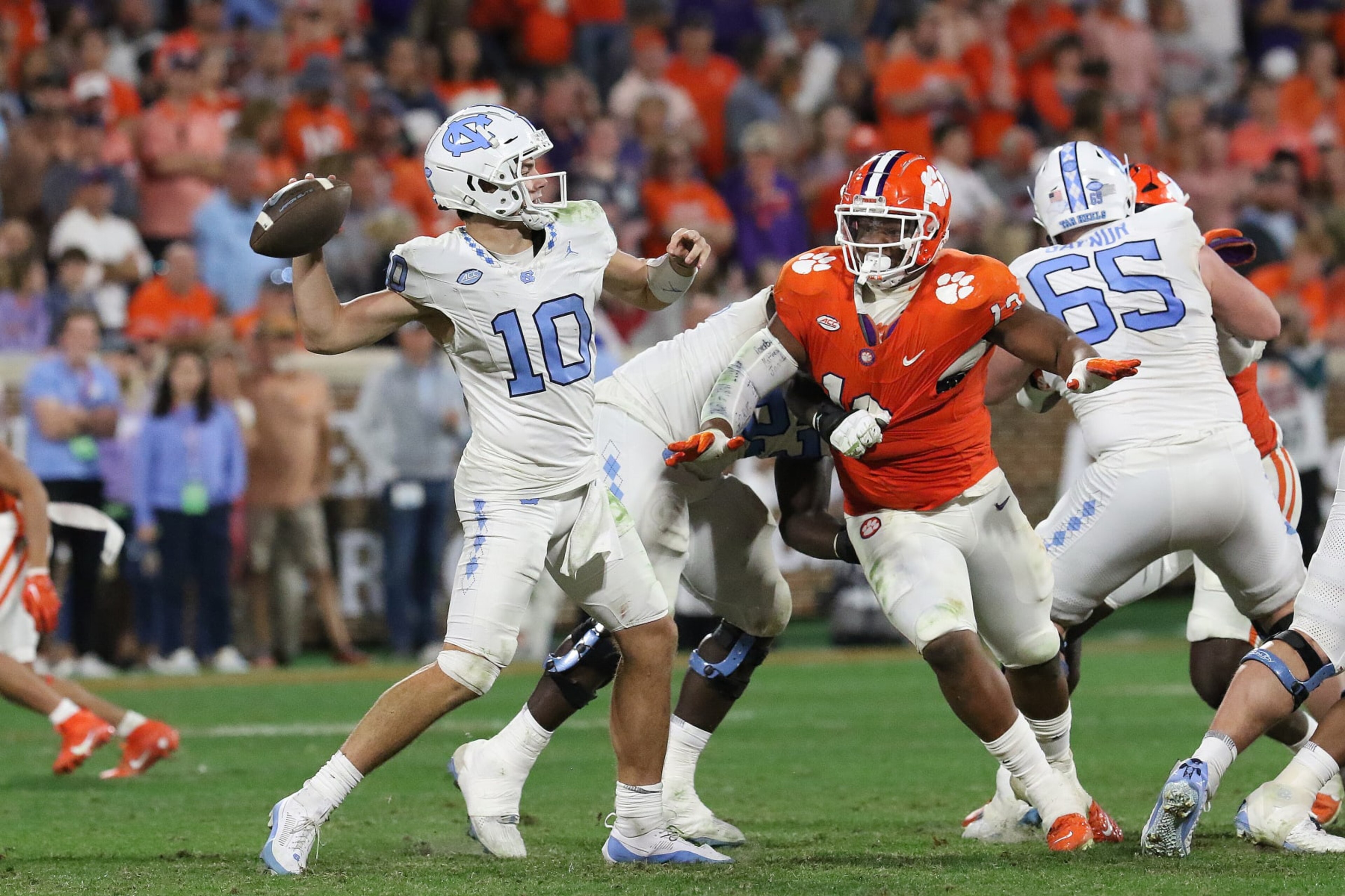 CLEMSON, SC - NOVEMBER 18: North Carolina Tar Heels quarterback Drake Maye (10) looks to throw a pass during a college football game between the North Carolina Tar Heels and the Clemson Tigers on November 18, 2023 at Clemson Memorial Stadium in Clemson, S.C. (Photo by John Byrum/Icon Sportswire via Getty Images) CLEMSON, SC - NOVEMBER 18: North Carolina Tar Heels quarterback Drake Maye (10) looks to throw a pass during a college football game between the North Carolina Tar Heels and the Clemson Tigers on November 18, 2023 at Clemson Memorial Stadium in Clemson, S.C. (Photo by John Byrum/Icon Sportswire via Getty Images)