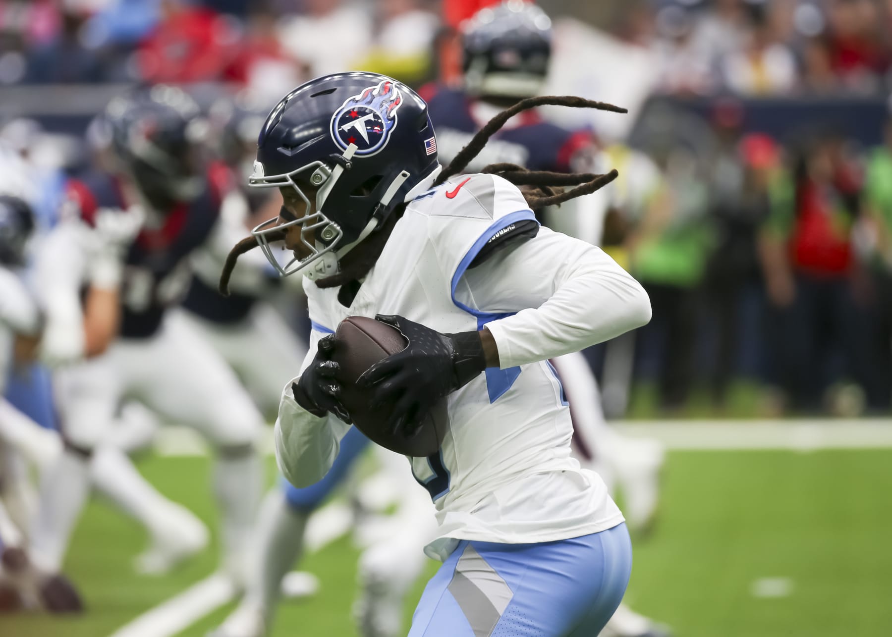 HOUSTON, TX - DECEMBER 31:  Tennessee Titans wide receiver DeAndre Hopkins (10) carries the ball in the first quarter during the NFL game between the Tennessee Titans and Houston Texans at NRG Stadium on December 31, 2023 in Houston, Texas.  (Photo by Leslie Plaza Johnson/Icon Sportswire via Getty Images)