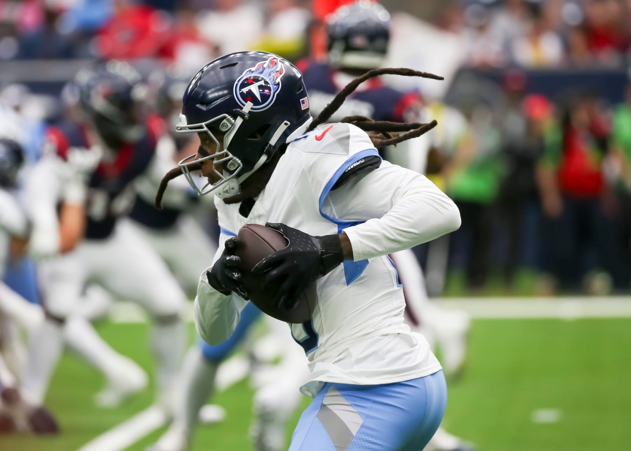 HOUSTON, TX - DECEMBER 31: Tennessee Titans wide receiver DeAndre Hopkins (10) carries the ball in the first quarter during the NFL game between the Tennessee Titans and Houston Texans at NRG Stadium on December 31, 2023 in Houston, Texas. (Photo by Leslie Plaza Johnson/Icon Sportswire via Getty Images) HOUSTON, TX - DECEMBER 31: Tennessee Titans wide receiver DeAndre Hopkins (10) carries the ball in the first quarter during the NFL game between the Tennessee Titans and Houston Texans at NRG Stadium on December 31, 2023 in Houston, Texas. (Photo by Leslie Plaza Johnson/Icon Sportswire via Getty Images)