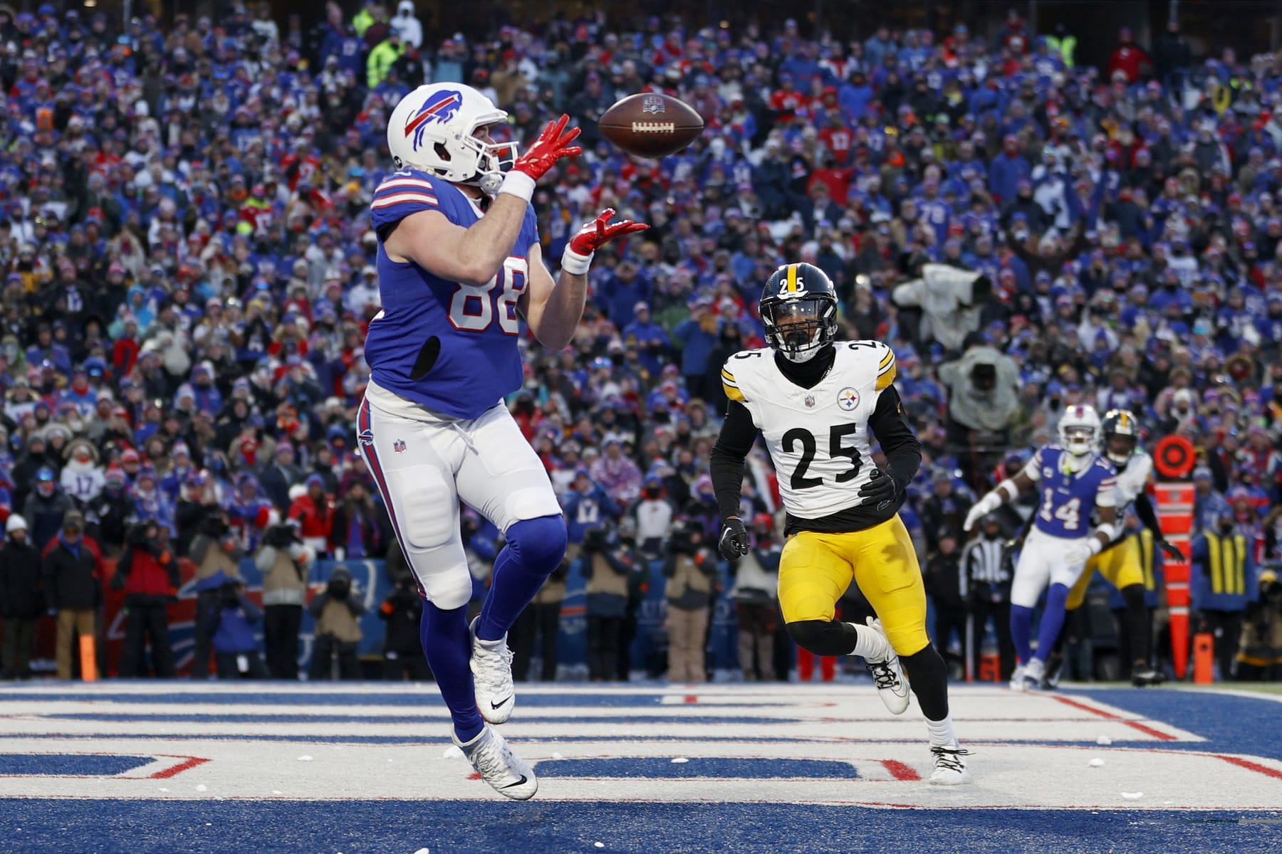 ORCHARD PARK, NEW YORK - JANUARY 15: Dawson Knox #88 of the Buffalo Bills catches a pass for a touchdown against the Pittsburgh Steelers during the first quarter at Highmark Stadium on January 15, 2024 in Orchard Park, New York. (Photo by Sarah Stier/Getty Images)