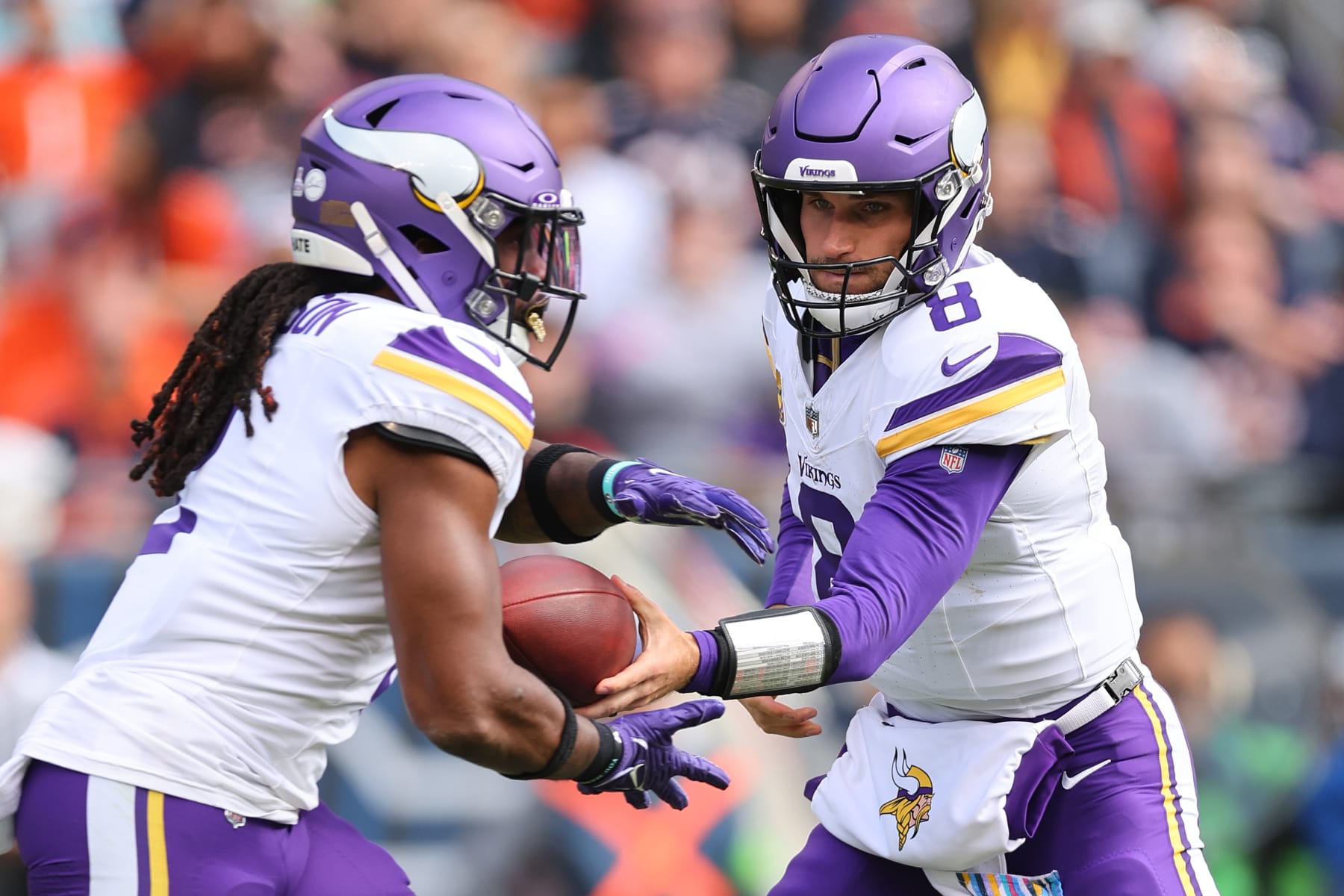Kirk Cousins hands off to Alexander Mattison
