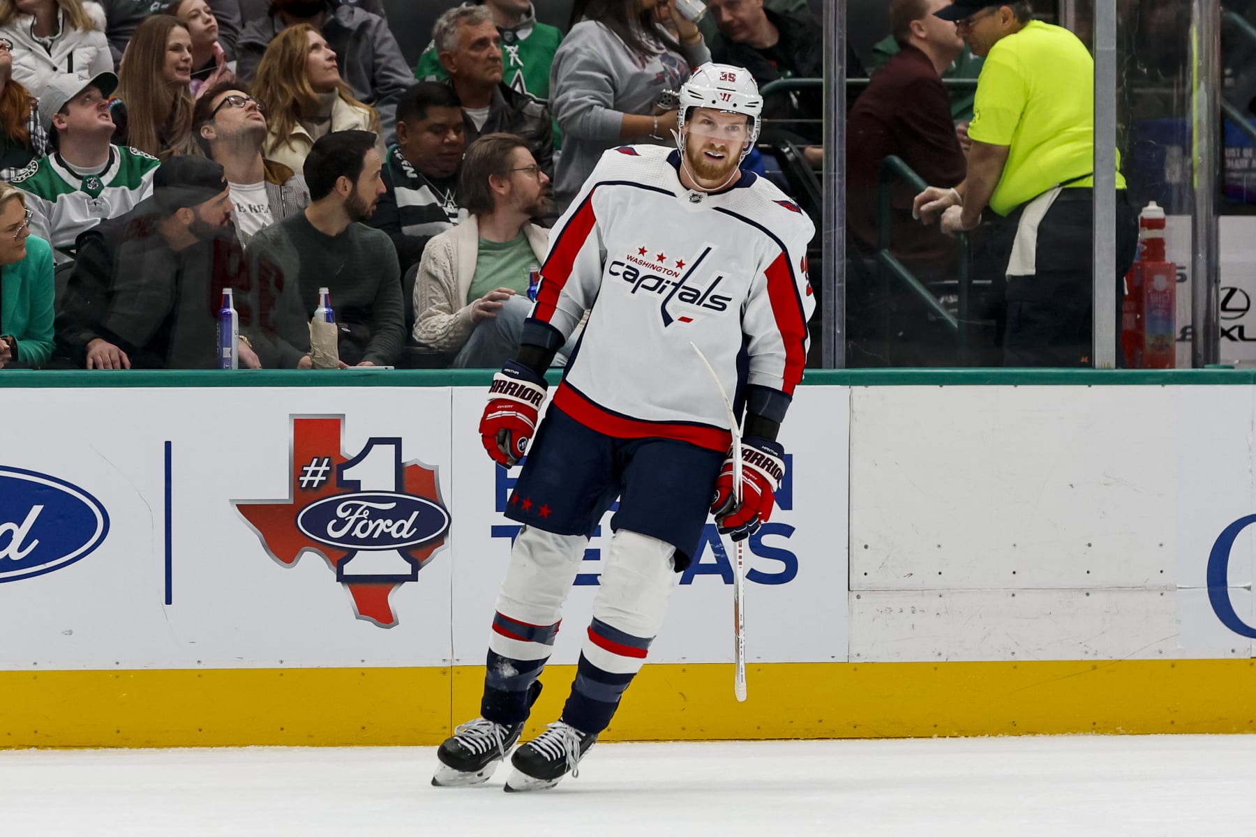DALLAS, TX - JANUARY 27: Washington Capitals right wing Anthony Mantha (39) gets high fives from his teammates after scoring a goal during the game between the Dallas Stars and the Washington Capitals on January 27, 2024 at American Airlines Center in Dallas, Texas. (Photo by Matthew Pearce/Icon Sportswire via Getty Images)