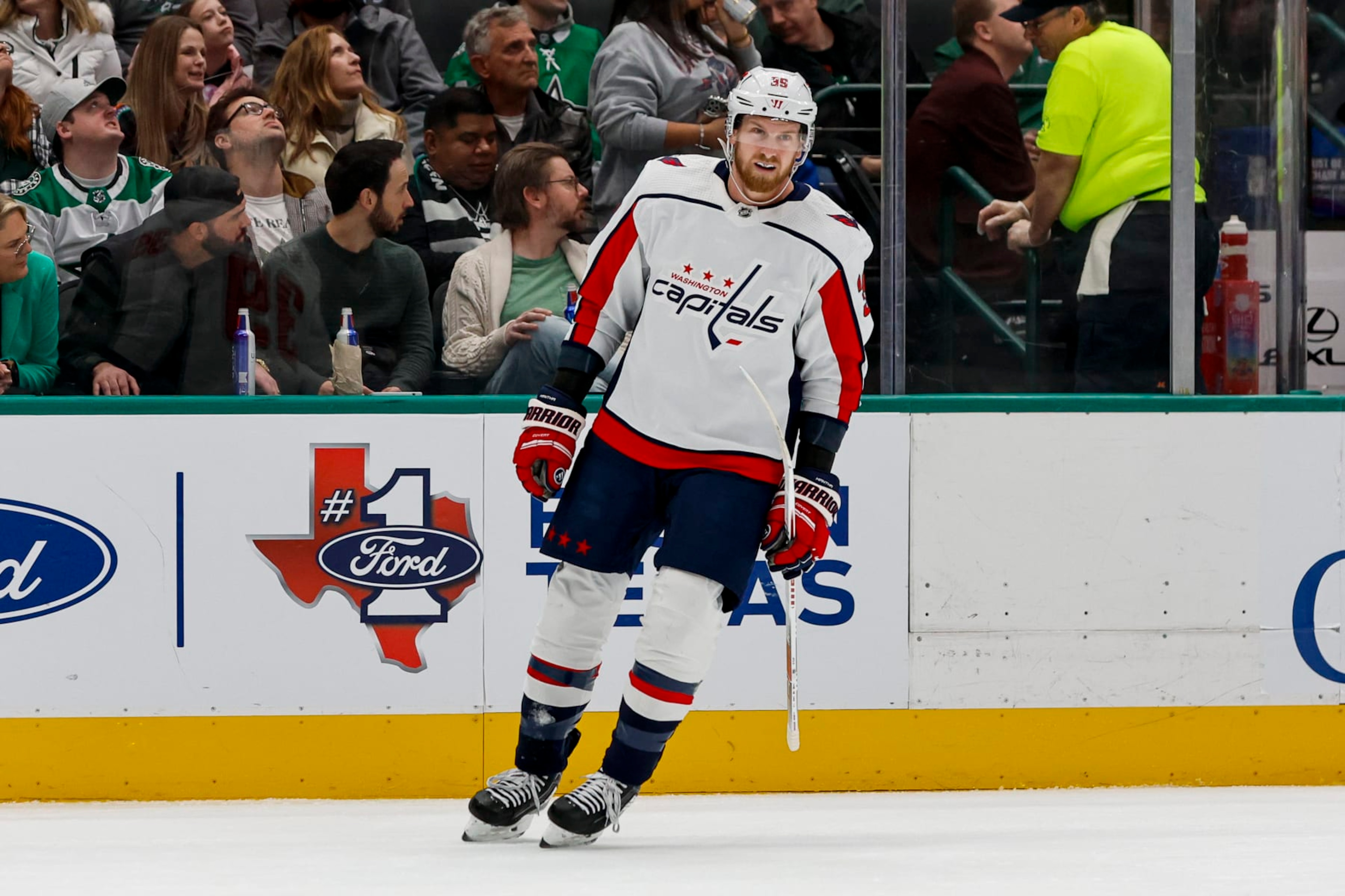 DALLAS, TX - JANUARY 27: Washington Capitals right wing Anthony Mantha (39) gets high fives from his teammates after scoring a goal during the game between the Dallas Stars and the Washington Capitals on January 27, 2024 at American Airlines Center in Dallas, Texas. (Photo by Matthew Pearce/Icon Sportswire via Getty Images)