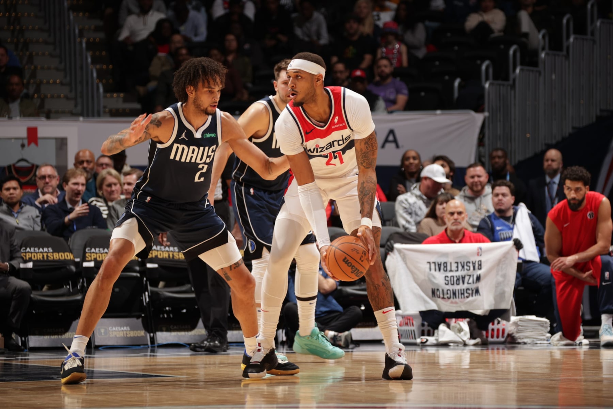 WASHINGTON, DC -ย NOVEMBER 15: Daniel Gafford #21 of the Washington Wizards looks to pass the ball during the game against the Dallas Mavericks on November 15, 2023 at Capital One Arena in Washington, DC. NOTE TO USER: User expressly acknowledges and agrees that, by downloading and or using this Photograph, user is consenting to the terms and conditions of the Getty Images License Agreement. Mandatory Copyright Notice: Copyright 2023 NBAE (Photo by KeShawn Ennis/NBAE via Getty Images) WASHINGTON, DC -ย NOVEMBER 15: Daniel Gafford #21 of the Washington Wizards looks to pass the ball during the game against the Dallas Mavericks on November 15, 2023 at Capital One Arena in Washington, DC. NOTE TO USER: User expressly acknowledges and agrees that, by downloading and or using this Photograph, user is consenting to the terms and conditions of the Getty Images License Agreement. Mandatory Copyright Notice: Copyright 2023 NBAE (Photo by KeShawn Ennis/NBAE via Getty Images)