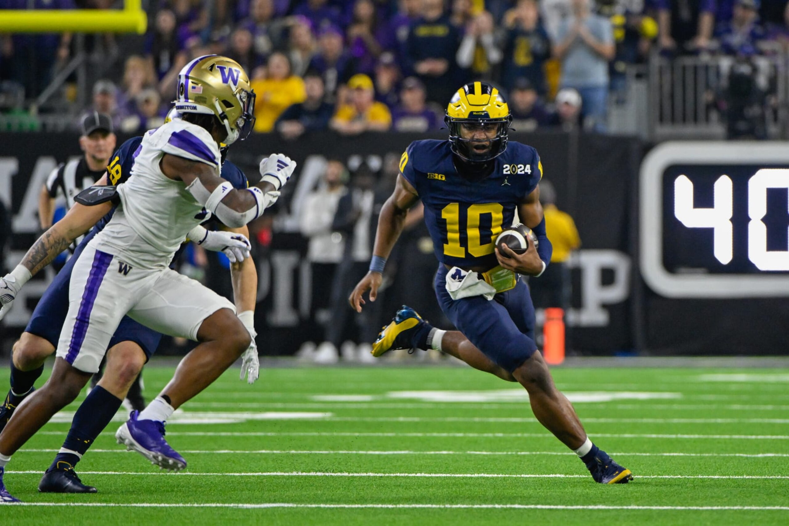 HOUSTON, TX - JANUARY 08:Michigan Wolverines quarterback Alex Orji (10) attempts to get to the edge during the CFP National Championship football game between the Washington Huskies and Michigan Wolverines at NRG Stadium on January 8, 2024 in Houston, Texas. (Photo by Ken Murray/Icon Sportswire via Getty Images)