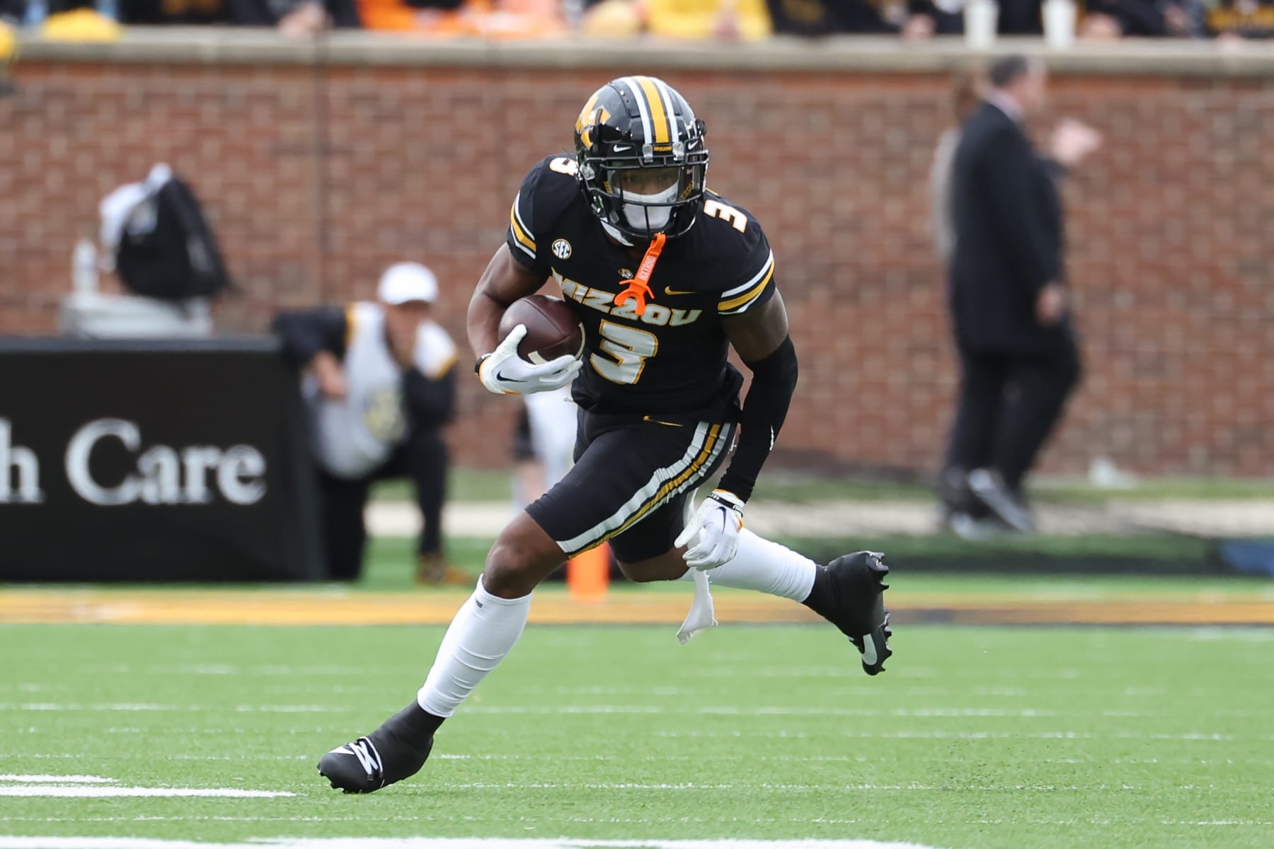 COLUMBIA, MO - NOVEMBER 11: Missouri Tigers wide receiver Luther Burden III (3) runs after the catch in the first quarter of an SEC football game between the Tennessee Volunteers and Missouri Tigers on Nov 11, 2023 at Memorial Stadium in Columbia, MO. (Photo by Scott Winters/Icon Sportswire via Getty Images)