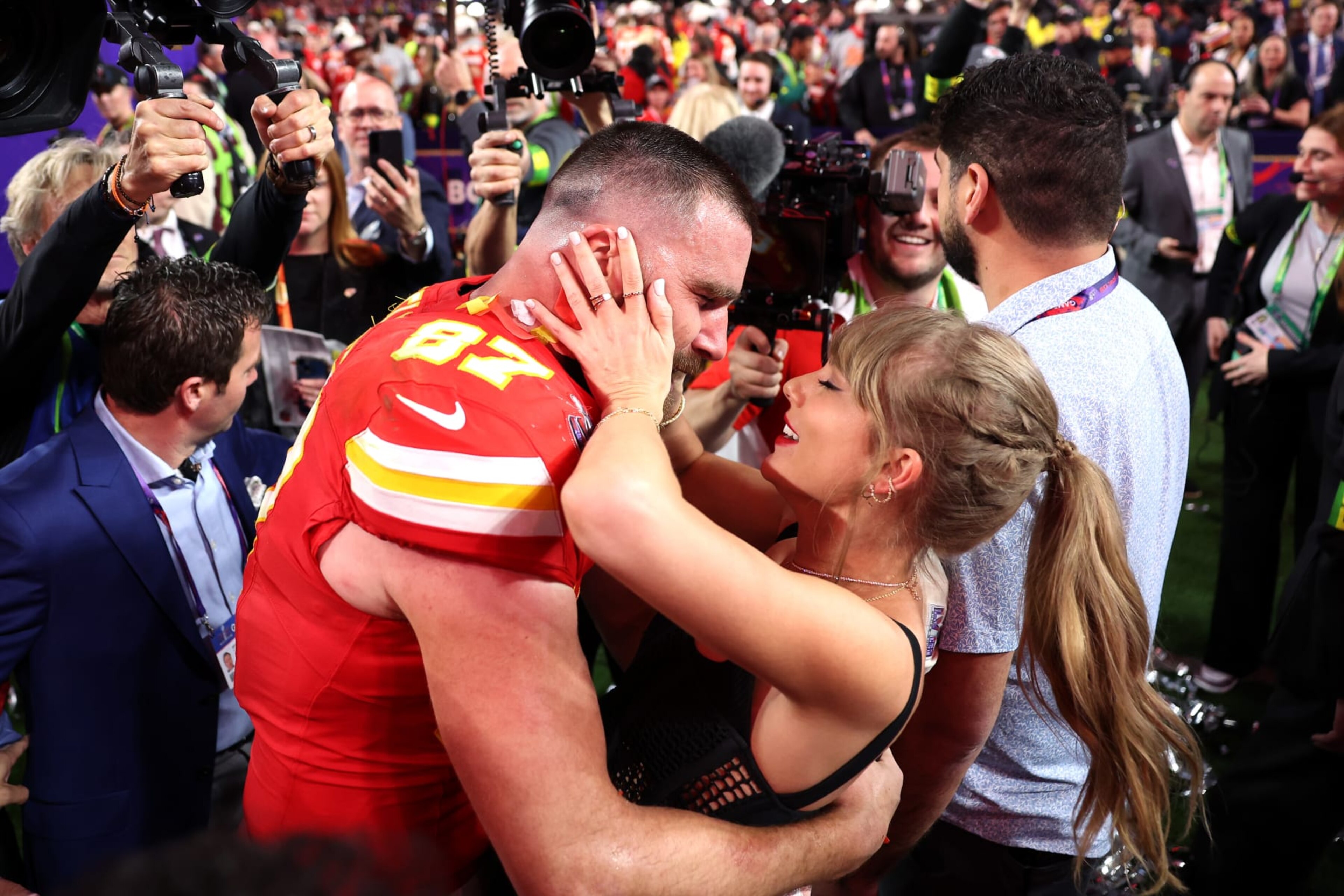 LAS VEGAS, NEVADA - FEBRUARY 11: Travis Kelce #87 of the Kansas City Chiefs celebrates with Taylor Swift after defeating the San Francisco 49ers 2 during Super Bowl LVIII at Allegiant Stadium on February 11, 2024 in Las Vegas, Nevada. (Photo by Ezra Shaw/Getty Images) LAS VEGAS, NEVADA - FEBRUARY 11: Travis Kelce #87 of the Kansas City Chiefs celebrates with Taylor Swift after defeating the San Francisco 49ers 2 during Super Bowl LVIII at Allegiant Stadium on February 11, 2024 in Las Vegas, Nevada. (Photo by Ezra Shaw/Getty Images)