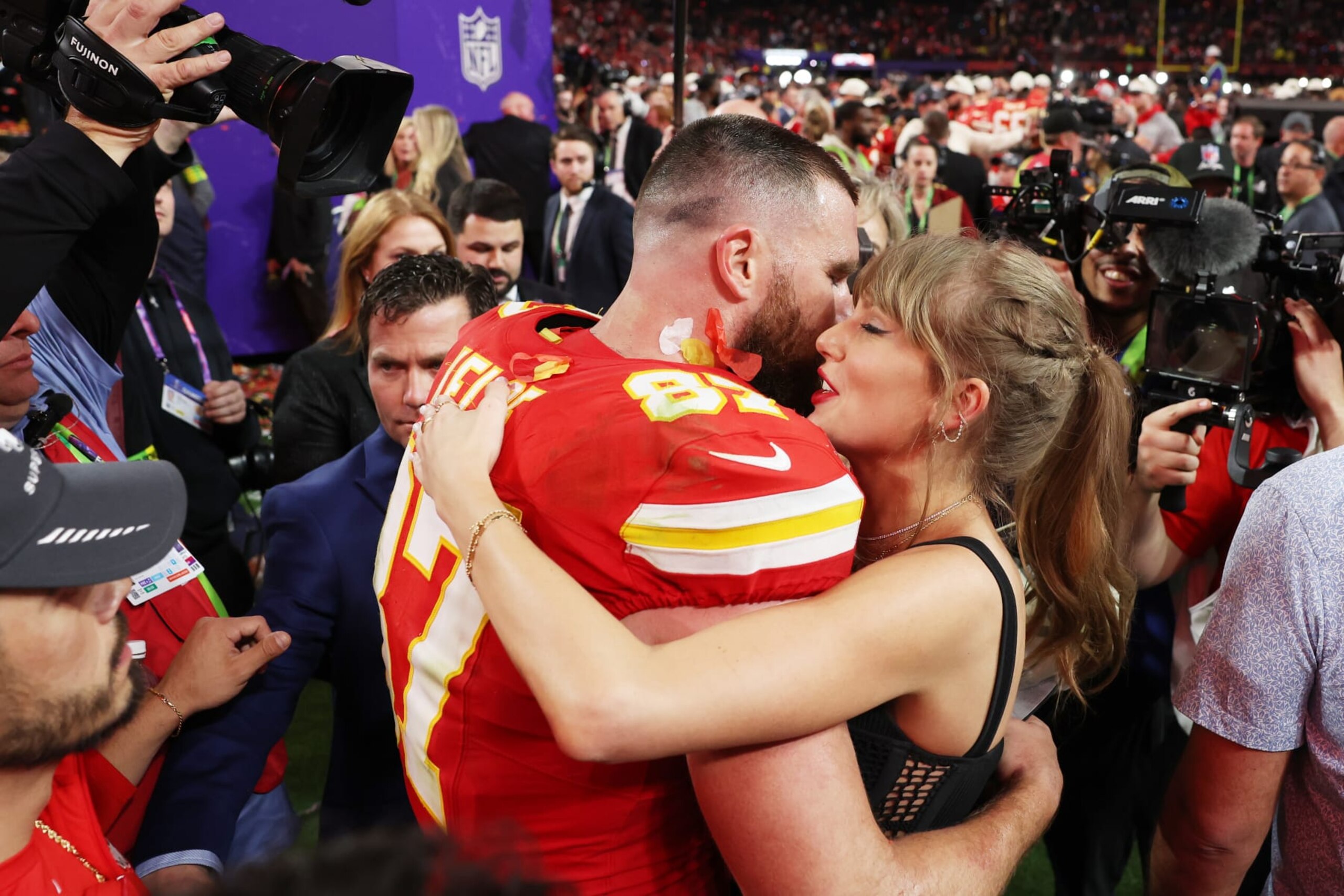 LAS VEGAS, NEVADA - FEBRUARY 11: Travis Kelce #87 of the Kansas City Chiefs and Taylor Swift embrace after defeating the San Francisco 49ers 25-22 in overtime during Super Bowl LVIII at Allegiant Stadium on February 11, 2024 in Las Vegas, Nevada. (Photo by Ezra Shaw/Getty Images)