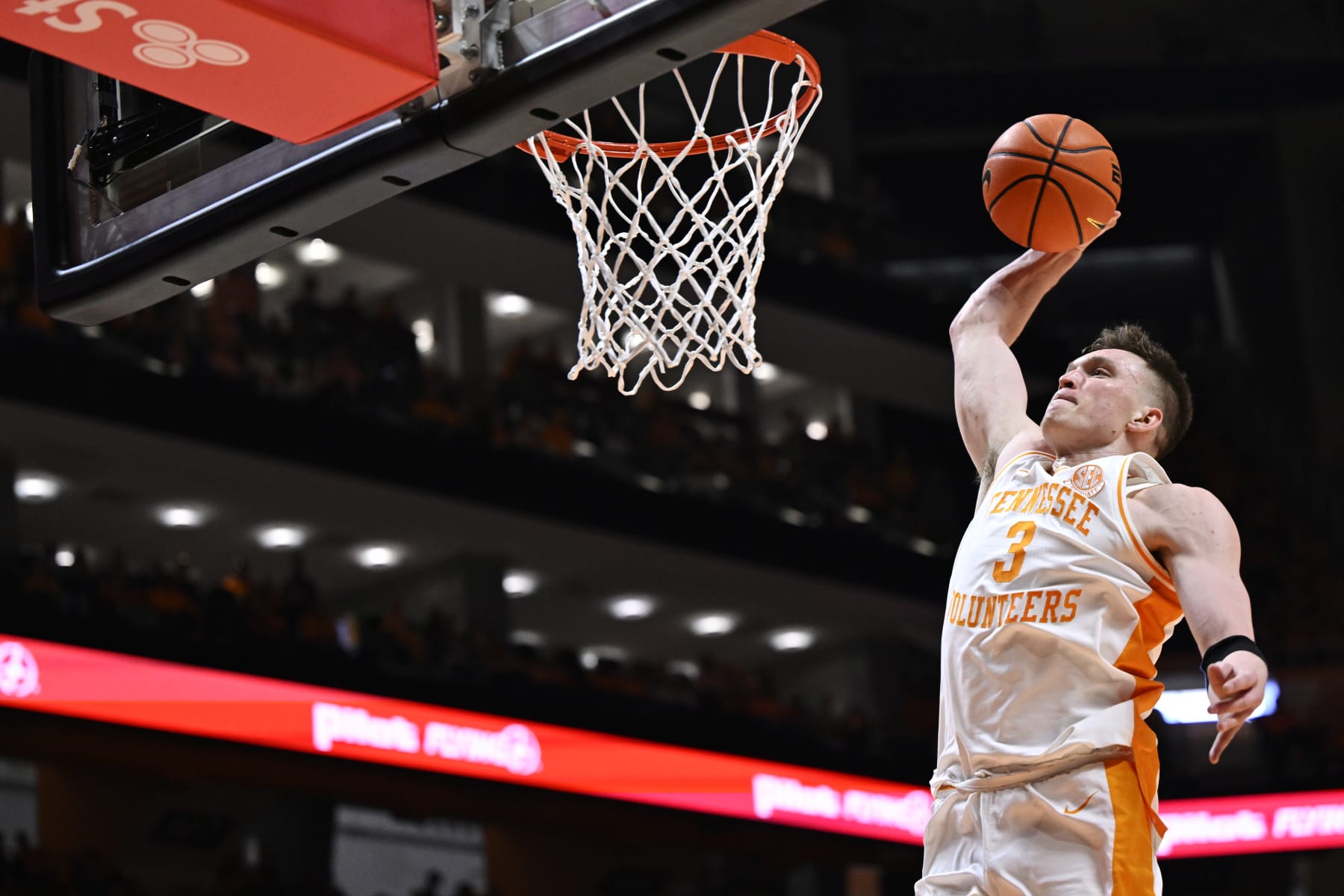KNOXVILLE, TENNESSEE - JANUARY 20: Dalton Knecht #3 of the Tennessee Volunteers dunks against the Alabama Crimson Tide in the second half at Thompson-Boling Arena on January 20, 2024 in Knoxville, Tennessee. (Photo by Eakin Howard/Getty Images)