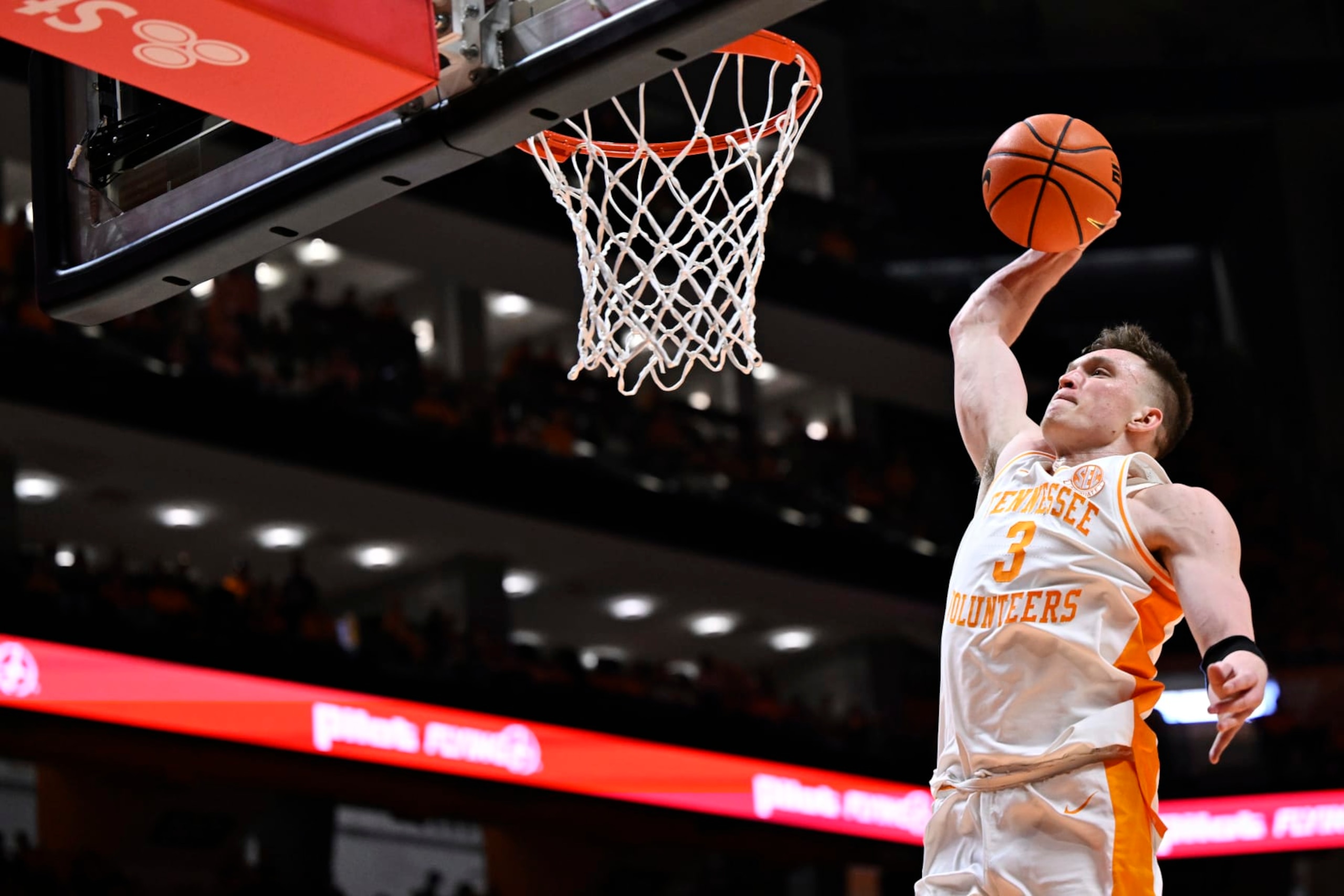 KNOXVILLE, TENNESSEE - JANUARY 20: Dalton Knecht #3 of the Tennessee Volunteers dunks against the Alabama Crimson Tide in the second half at Thompson-Boling Arena on January 20, 2024 in Knoxville, Tennessee. (Photo by Eakin Howard/Getty Images)