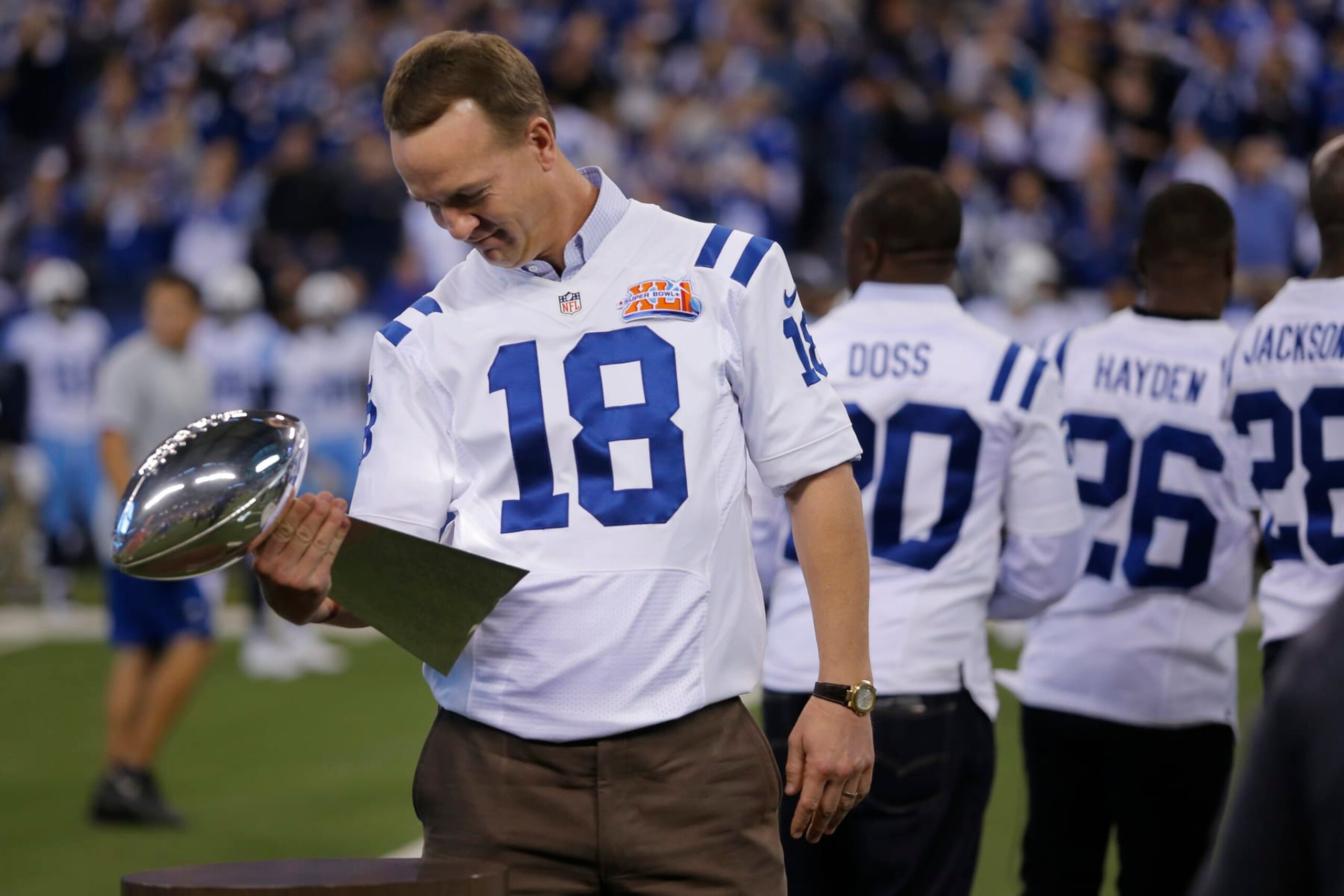 INDIANAPOLIS, IN - NOVEMBER 20: Payton Manning takes a second and looks at the Super Bowl Trophy after the 2007 Super Bowl Tteam was introduced at halftime during an NFL football game between the Tennessee Titans and the Indianapolis Colts on November 20, 2016, at Lucas Oil Stadium in Indianapolis IN. (Photo by Jeffrey Brown/Icon Sportswire via Getty Images)