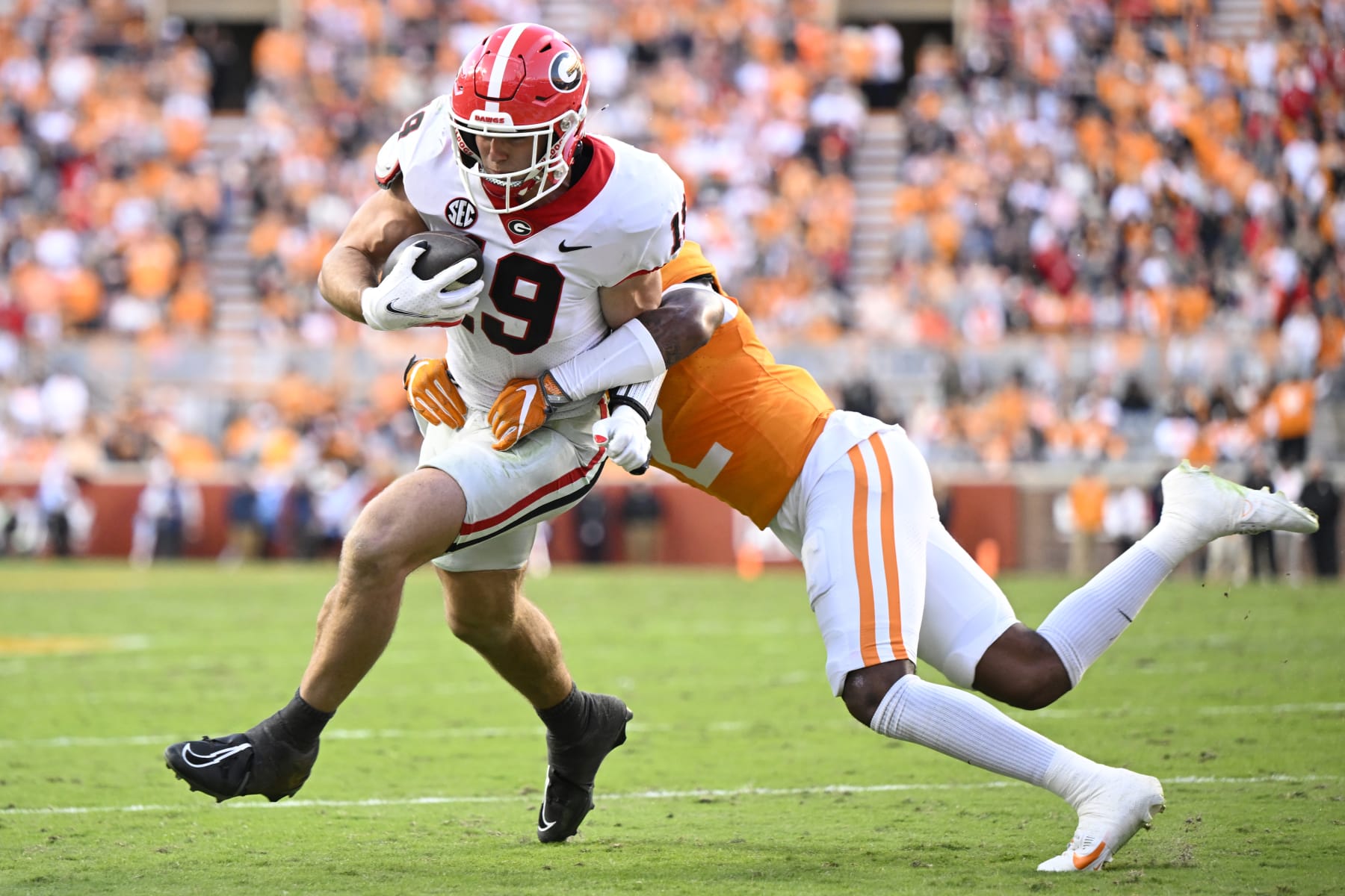 KNOXVILLE, TENNESSEE - NOVEMBER 18: Brock Bowers #19 of the Georgia Bulldogs scores a touchdown against Jaylen McCollough #2 of the Tennessee Volunteers in the second quarter at Neyland Stadium on November 18, 2023 in Knoxville, Tennessee. (Photo by Eakin Howard/Getty Images)
