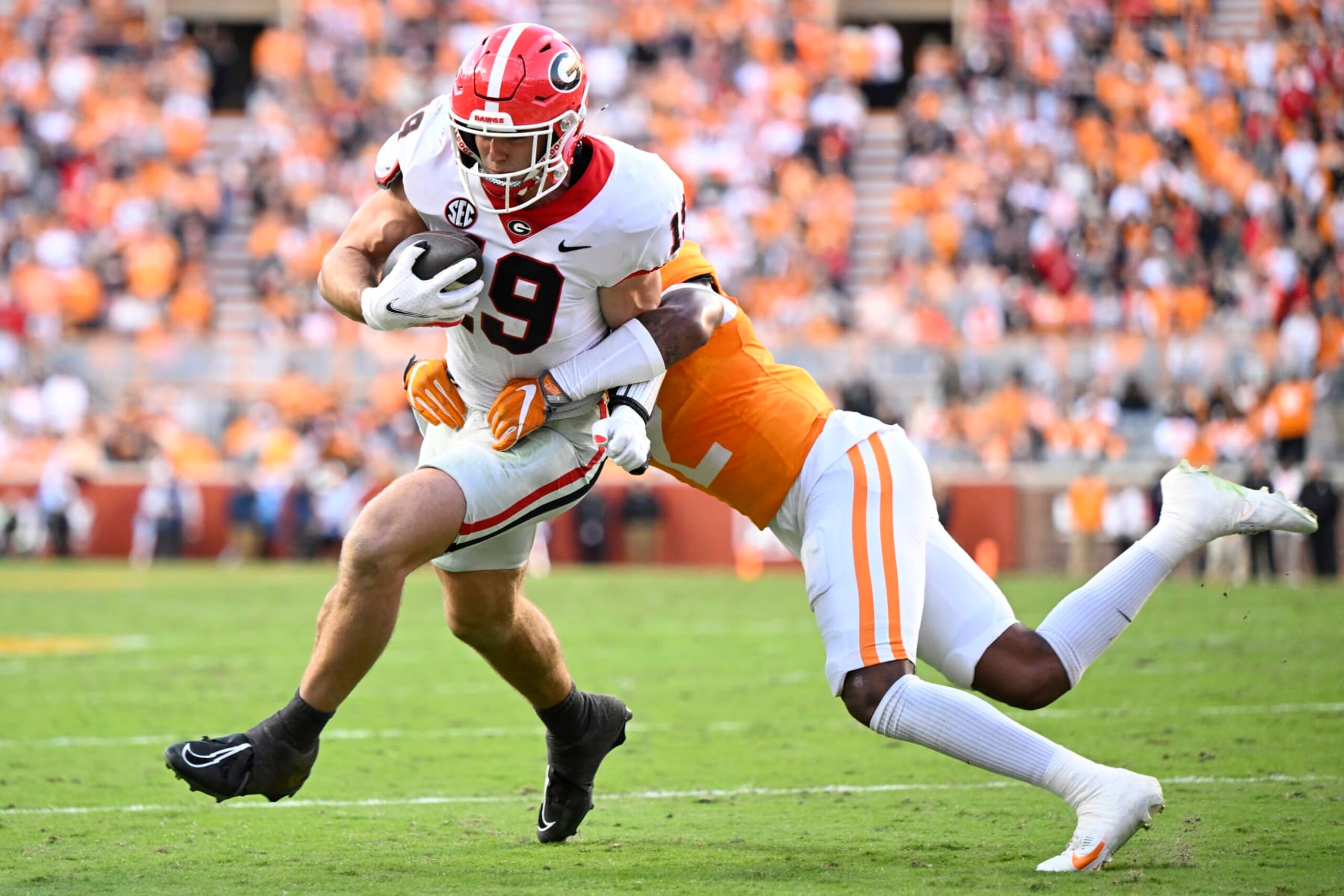 KNOXVILLE, TENNESSEE - NOVEMBER 18: Brock Bowers #19 of the Georgia Bulldogs scores a touchdown against Jaylen McCollough #2 of the Tennessee Volunteers in the second quarter at Neyland Stadium on November 18, 2023 in Knoxville, Tennessee. (Photo by Eakin Howard/Getty Images)