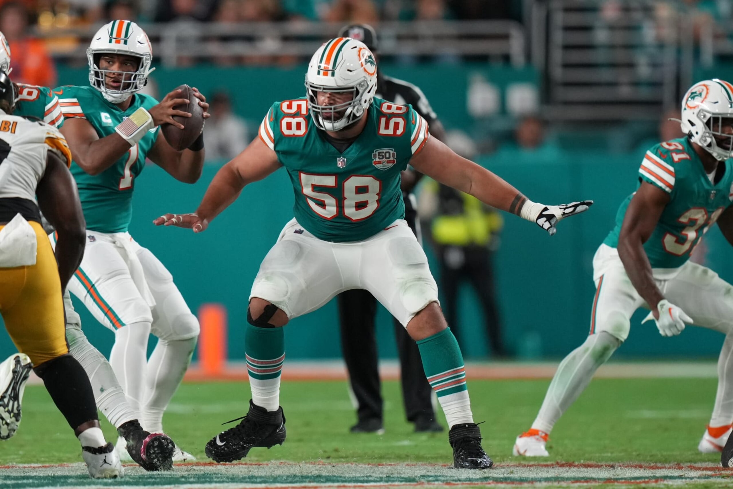 MIAMI GARDENS, FL - OCTOBER 23: Miami Dolphins guard Connor Williams (58) protects the pocket during the game between the Pittsburg Steelers and the Miami Dolphins on Sunday, October 23, 2022 at Hard Rock Stadium, Miami Gardens, FL (Photo by Peter Joneleit/Icon Sportswire via Getty Images)