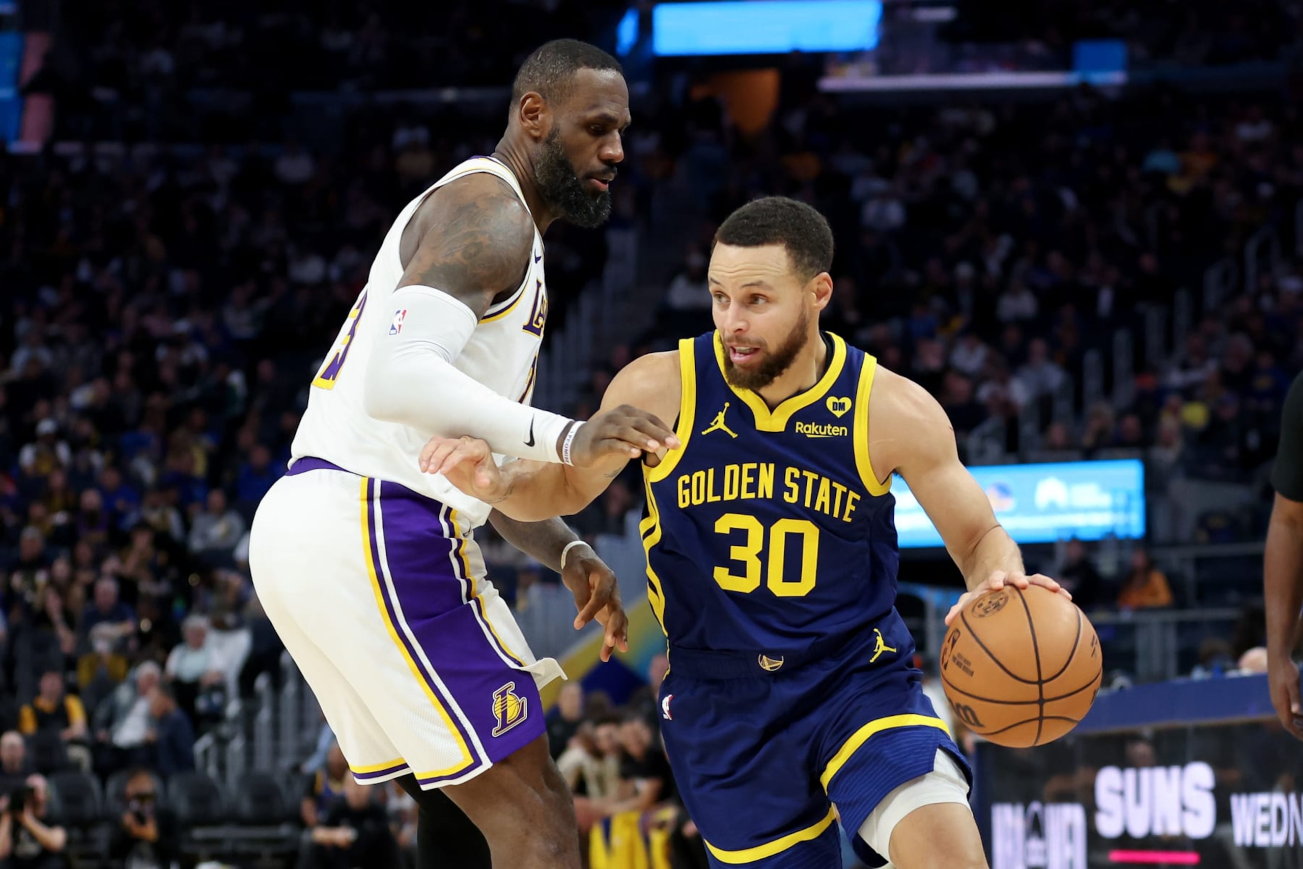 SAN FRANCISCO, CALIFORNIA - JANUARY 27: Stephen Curry #30 of the Golden State Warriors is guarded by LeBron James #23 of the Los Angeles Lakers in the second half at Chase Center on January 27, 2024 in San Francisco, California. NOTE TO USER: User expressly acknowledges and agrees that, by downloading and or using this photograph, User is consenting to the terms and conditions of the Getty Images License Agreement.  (Photo by Ezra Shaw/Getty Images)