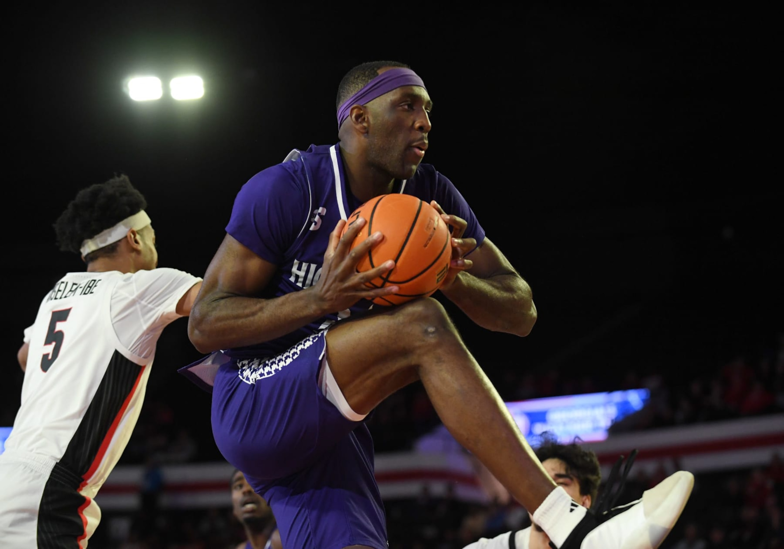ATHENS, GA - DECEMBER 16: High Point University Panthers Forward Juslin Bodo Bodo (21) rebounds the ball during the college basketball game between the High Point University Panthers and the Georgia Bulldogs on December 16, 2023, at Stegeman Coliseum in Athens, GA. (Photo by Jeffrey Vest/Icon Sportswire via Getty Images) ATHENS, GA - DECEMBER 16: High Point University Panthers Forward Juslin Bodo Bodo (21) rebounds the ball during the college basketball game between the High Point University Panthers and the Georgia Bulldogs on December 16, 2023, at Stegeman Coliseum in Athens, GA. (Photo by Jeffrey Vest/Icon Sportswire via Getty Images)