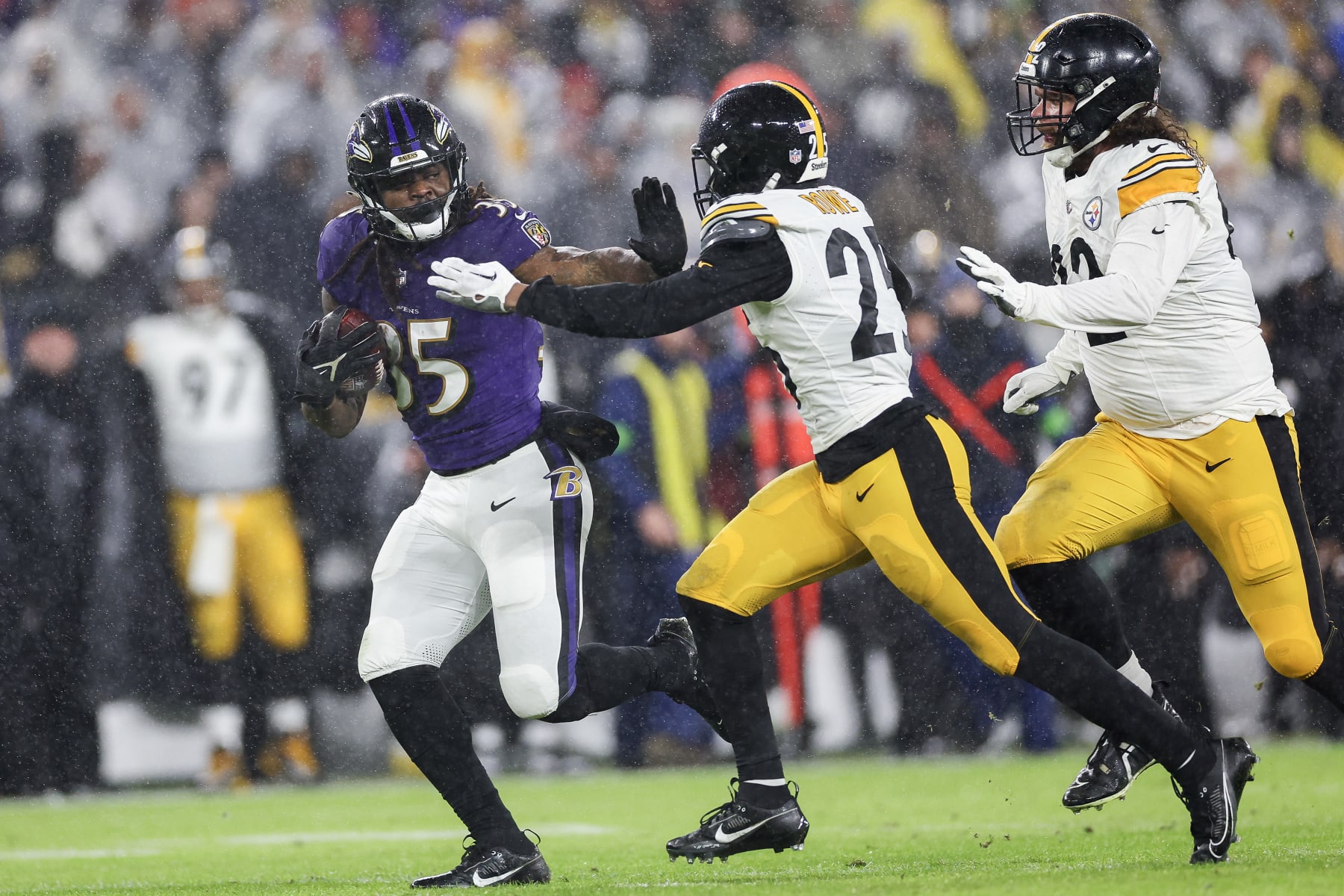 Ravens RB Gus Edwards runs against the Steelers