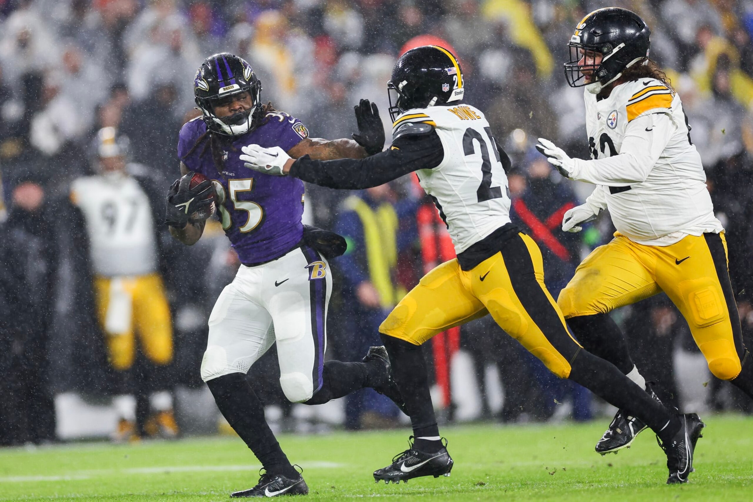 Ravens RB Gus Edwards runs against the Steelers