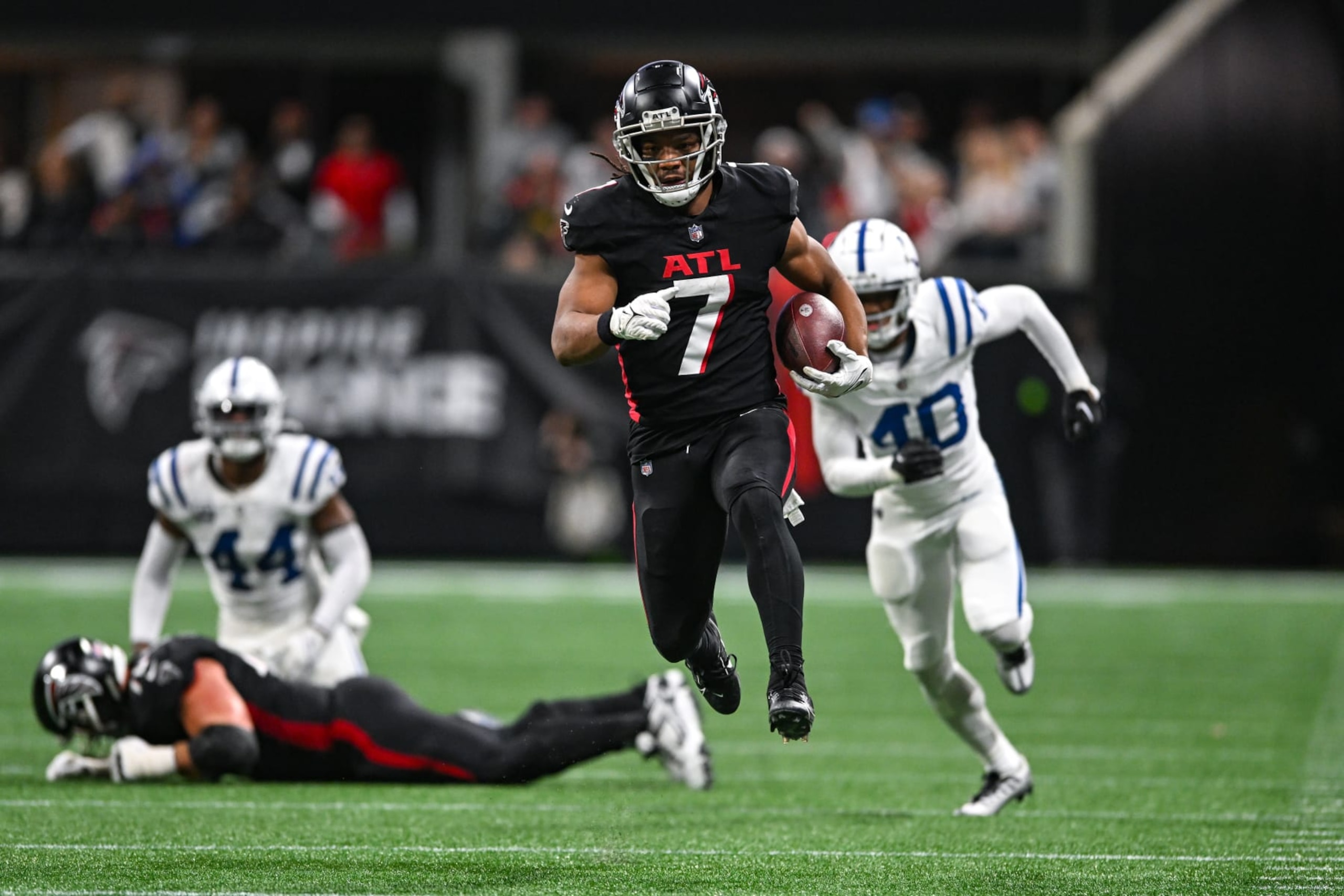 ATLANTA, GA  DECEMBER 24:  Atlanta running back Bijan Robinson (7) runs the ball during the NFL game between the Indianapolis Colts and the Atlanta Falcons on December 24th, 2023 at Mercedes-Benz Stadium in Atlanta, GA.  (Photo by Rich von Biberstein/Icon Sportswire via Getty Images)