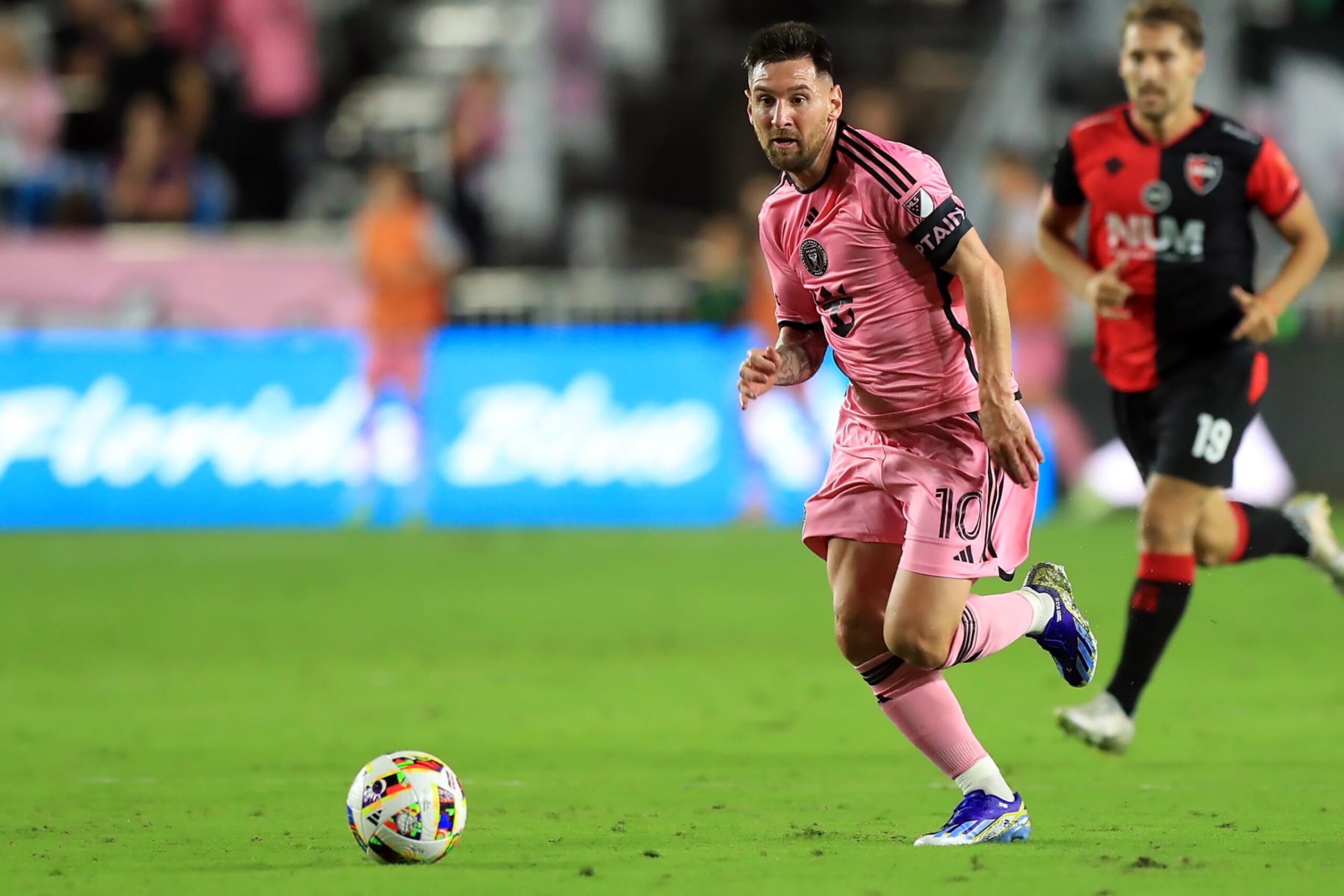 FORT LAUDERDALE, FL - FEBRUARY 15: Inter Miami forward Leo Messi (10) controls the ball during the preseason match between Inter Miami CF vs Newell's Old Boys on February 15, 2024 at DRV PNK Stadium in Fort Lauderdale, Florida. (Photo by Cliff Welch/Icon Sportswire via Getty Images) FORT LAUDERDALE, FL - FEBRUARY 15: Inter Miami forward Leo Messi (10) controls the ball during the preseason match between Inter Miami CF vs Newell's Old Boys on February 15, 2024 at DRV PNK Stadium in Fort Lauderdale, Florida. (Photo by Cliff Welch/Icon Sportswire via Getty Images)