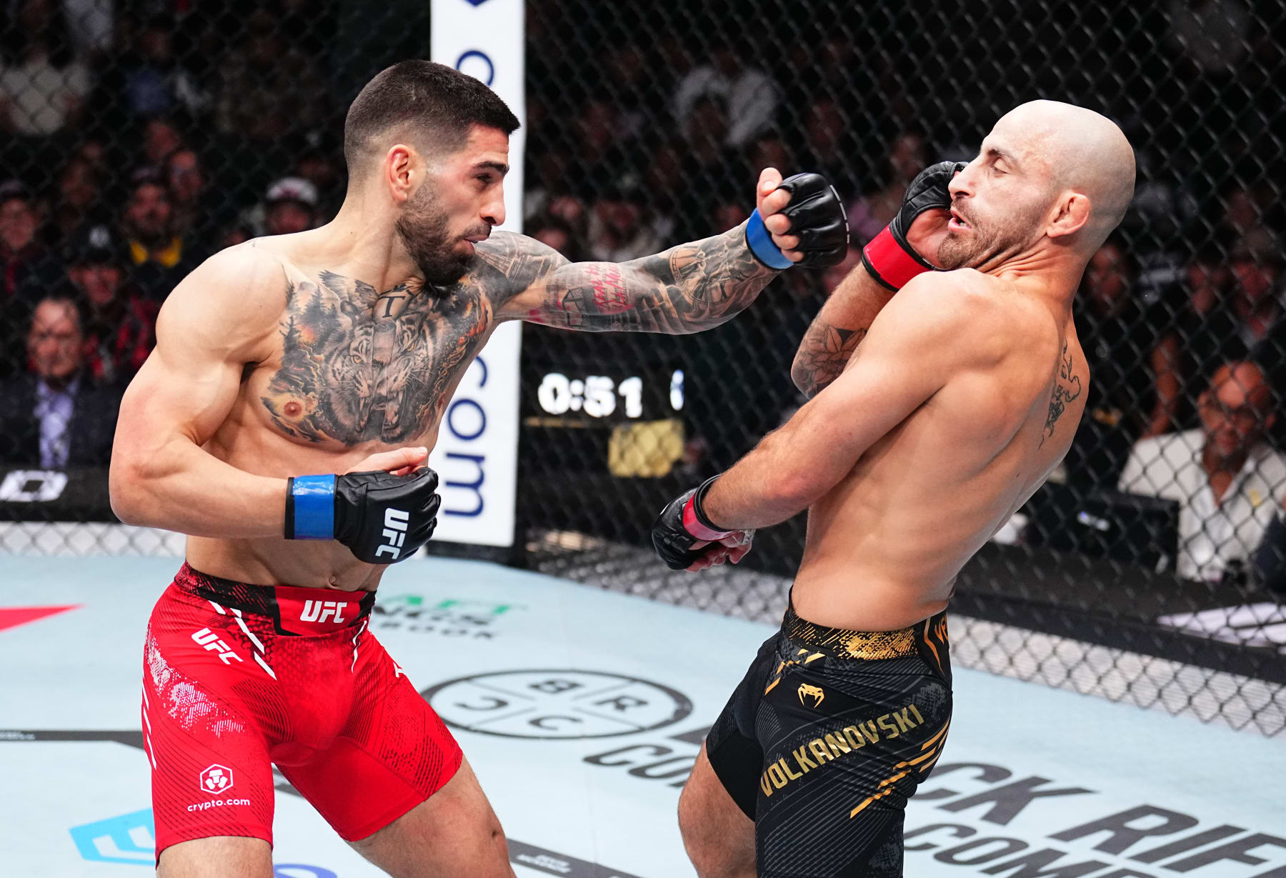 ANAHEIM, CALIFORNIA - FEBRUARY 17: (L-R) Ilia Topuria of Germany battles Alexander Volkanovski of Australia in the UFC featherweight championship fight during the UFC 298 event at Honda Center on February 17, 2024 in Anaheim, California. (Photo by Chris Unger/Zuffa LLC via Getty Images)