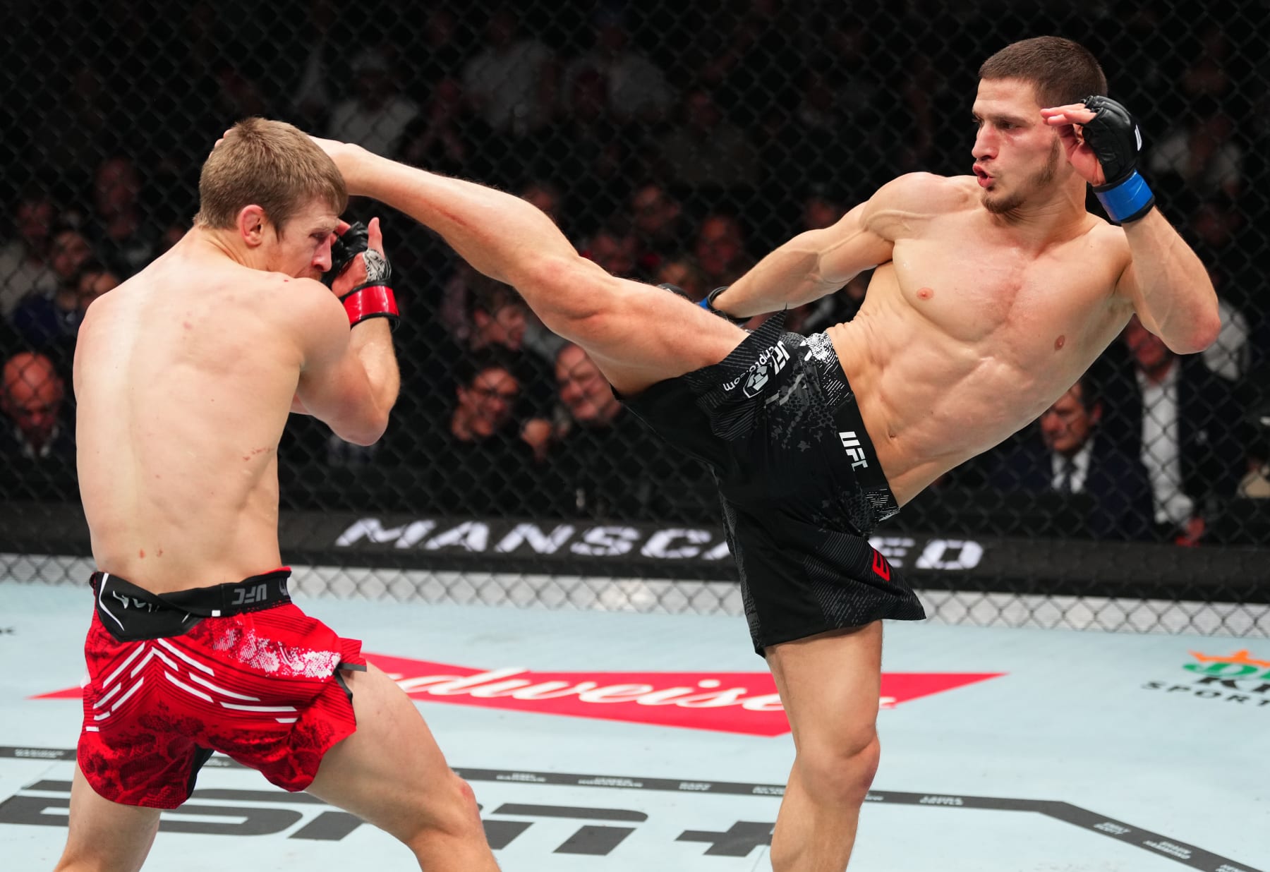 Movsar Evloev lands a head kick against Arnold Allen at UFC 297