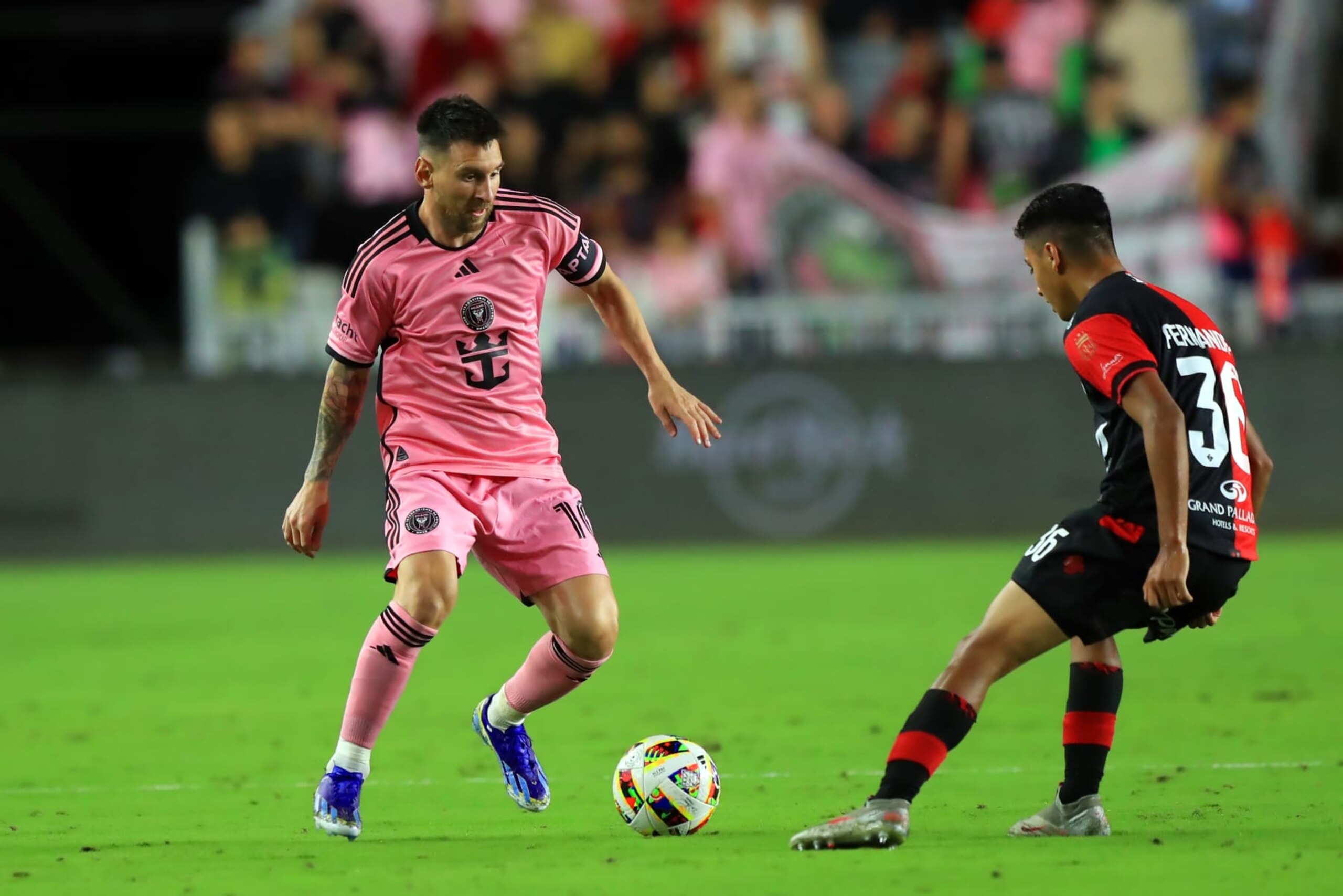 FORT LAUDERDALE, FL - FEBRUARY 15: Inter Miami Forward Lionel Leo Messi (10) controls the ball as Newell's Old Boys Midfielder Esteban Fernández (36) defends during the preseason match between Inter Miami CF vs Newell's Old Boys on February 15, 2024 at DRV PNK Stadium in Fort Lauderdale, Florida. (Photo by Cliff Welch/Icon Sportswire via Getty Images) FORT LAUDERDALE, FL - FEBRUARY 15: Inter Miami Forward Lionel Leo Messi (10) controls the ball as Newell's Old Boys Midfielder Esteban Fernández (36) defends during the preseason match between Inter Miami CF vs Newell's Old Boys on February 15, 2024 at DRV PNK Stadium in Fort Lauderdale, Florida. (Photo by Cliff Welch/Icon Sportswire via Getty Images)