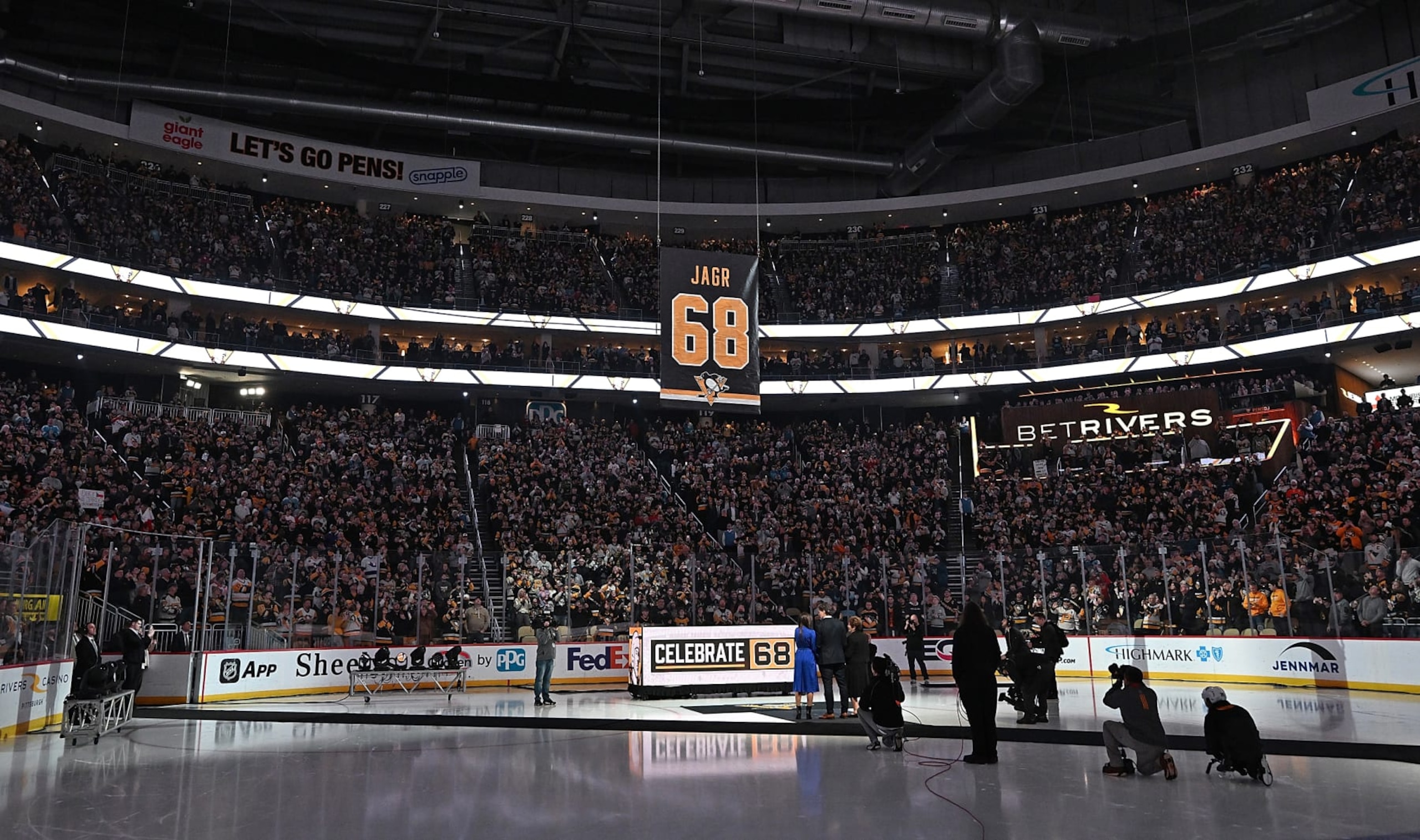 PITTSBURGH, PENNSYLVANIA - FEBRUARY 18: Jaromir Jagr watches as his number is lifted to the rafters during his jersey retirement ceremony before the game between the Pittsburgh Penguins and the Los Angeles Kings at PPG PAINTS Arena on February 18, 2024 in Pittsburgh, Pennsylvania. (Photo by Justin Berl/Getty Images) PITTSBURGH, PENNSYLVANIA - FEBRUARY 18: Jaromir Jagr watches as his number is lifted to the rafters during his jersey retirement ceremony before the game between the Pittsburgh Penguins and the Los Angeles Kings at PPG PAINTS Arena on February 18, 2024 in Pittsburgh, Pennsylvania. (Photo by Justin Berl/Getty Images)