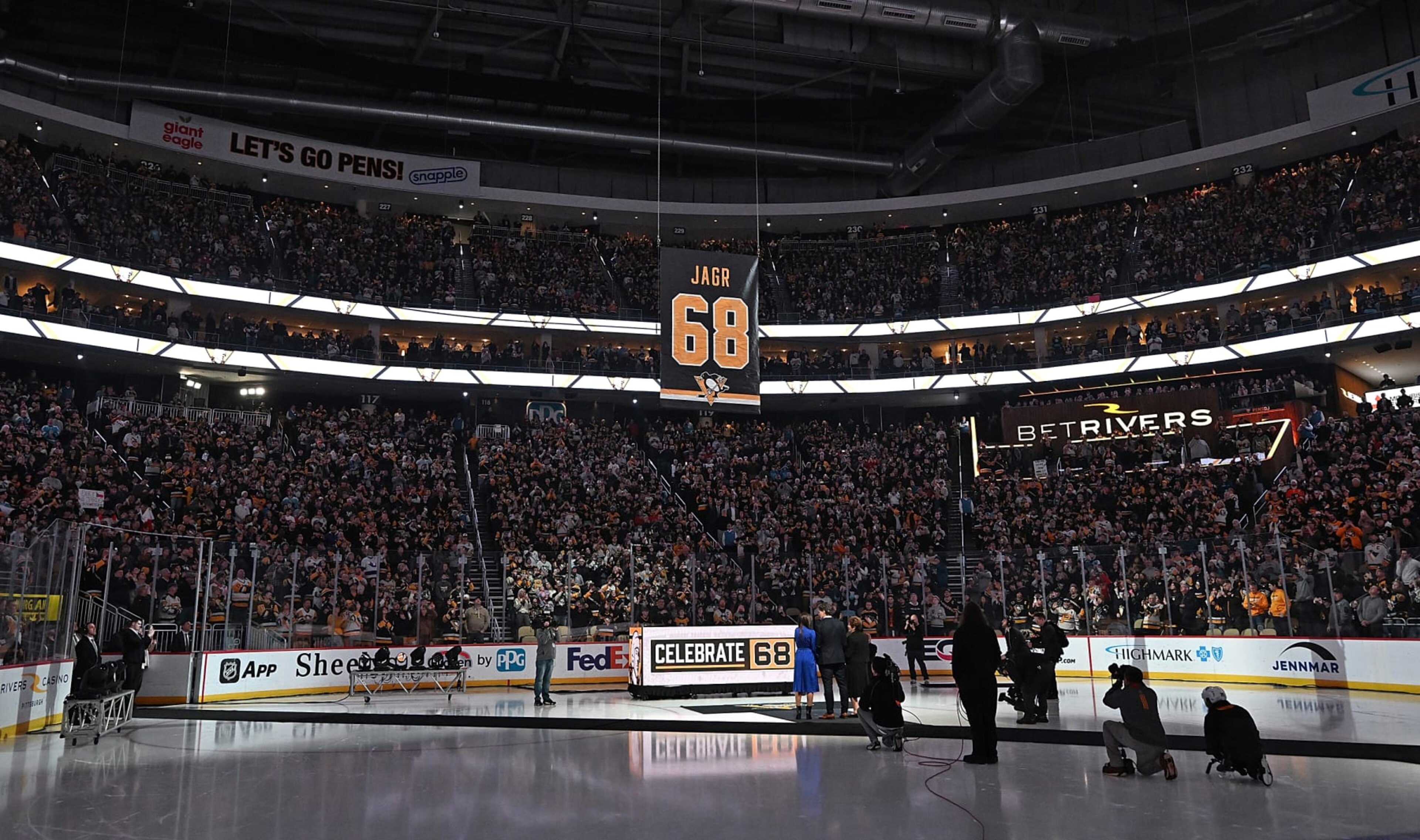 PITTSBURGH, PENNSYLVANIA - FEBRUARY 18: Jaromir Jagr watches as his number is lifted to the rafters during his jersey retirement ceremony before the game between the Pittsburgh Penguins and the Los Angeles Kings at PPG PAINTS Arena on February 18, 2024 in Pittsburgh, Pennsylvania. (Photo by Justin Berl/Getty Images)