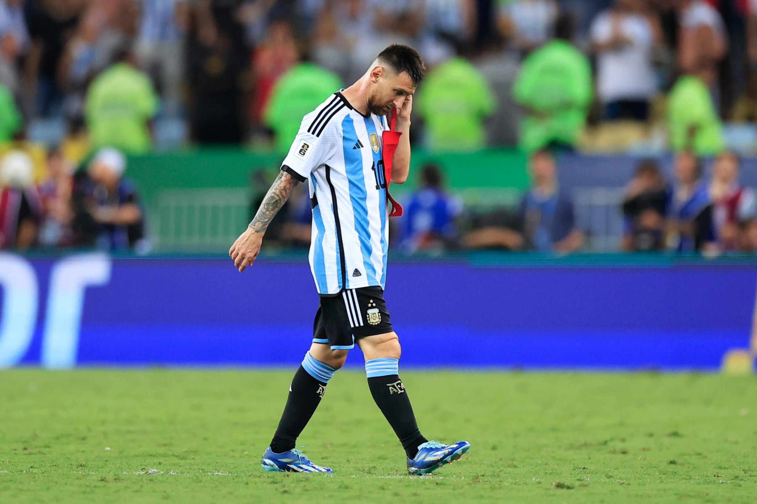 RIO DE JANEIRO, BRAZIL - NOVEMBER 21: Lionel Messi of Argentina takes off his captain's armband as he leaves the pitch in a substitution during a FIFA World Cup 2026 Qualifier match between Brazil and Argentina at Maracana Stadium on November 21, 2023 in Rio de Janeiro, Brazil. (Photo by Buda Mendes/Getty Images) RIO DE JANEIRO, BRAZIL - NOVEMBER 21: Lionel Messi of Argentina takes off his captain's armband as he leaves the pitch in a substitution during a FIFA World Cup 2026 Qualifier match between Brazil and Argentina at Maracana Stadium on November 21, 2023 in Rio de Janeiro, Brazil. (Photo by Buda Mendes/Getty Images)