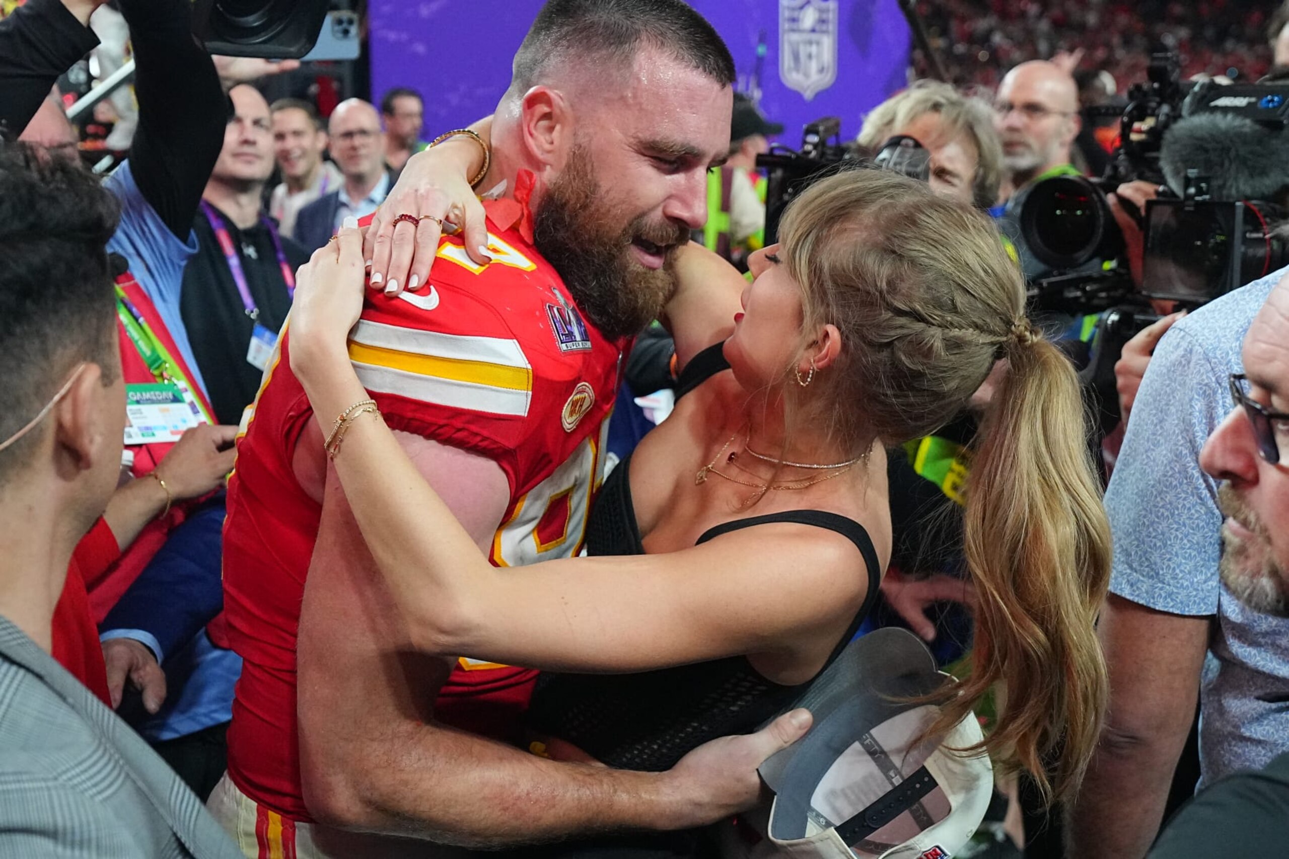 Football: Super Bowl LVIII: Kansas City Chiefs Travis Kelce (87) kisses girlfriend and singer Taylor Swift following victory vs San Francisco 49ers at Allegiant Stadium. 
Las Vegas, NV 2/11/2024
CREDIT: Erick W. Rasco (Photo by Erick W. Rasco/Sports Illustrated via Getty Images) 
(Set Number: X164496 TK1)