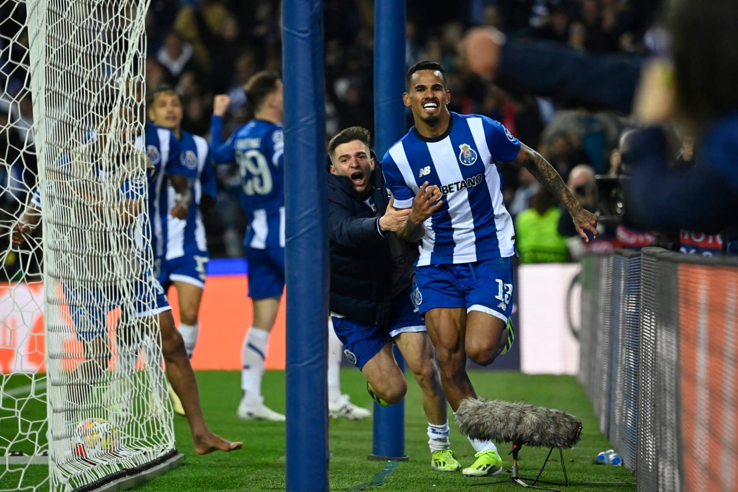FC Porto's Brazilian midfielder #13 Wenderson Galeno celebrates scoring a goal during the UEFA Champions League last 16 first leg football match between FC Porto and Arsenal FC at the Dragao stadium in Porto on February 21, 2024. (Photo by MIGUEL RIOPA / AFP) (Photo by MIGUEL RIOPA/AFP via Getty Images)