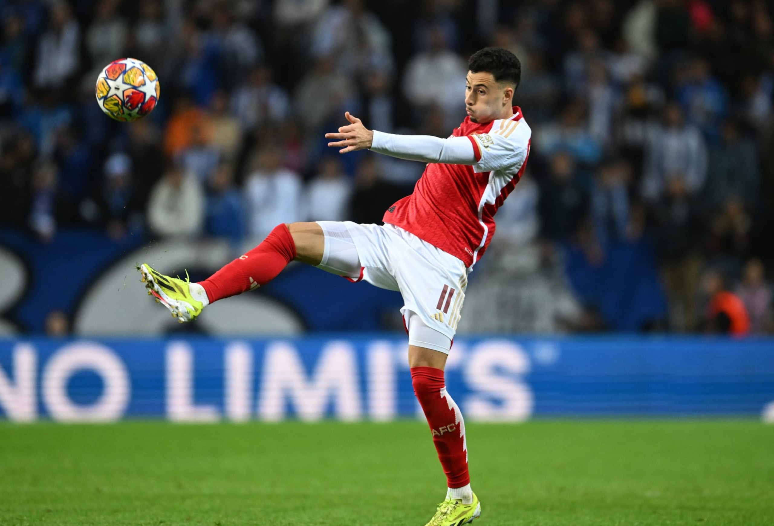 PORTO, PORTUGAL - FEBRUARY 21: Gabriel Martinelli of Arsenal controls the ball during the UEFA Champions League 2023/24 round of 16 first leg match between FC Porto and Arsenal FC at Estadio do Dragao on February 21, 2024 in Porto, Portugal. (Photo by Stuart MacFarlane/Arsenal FC via Getty Images)