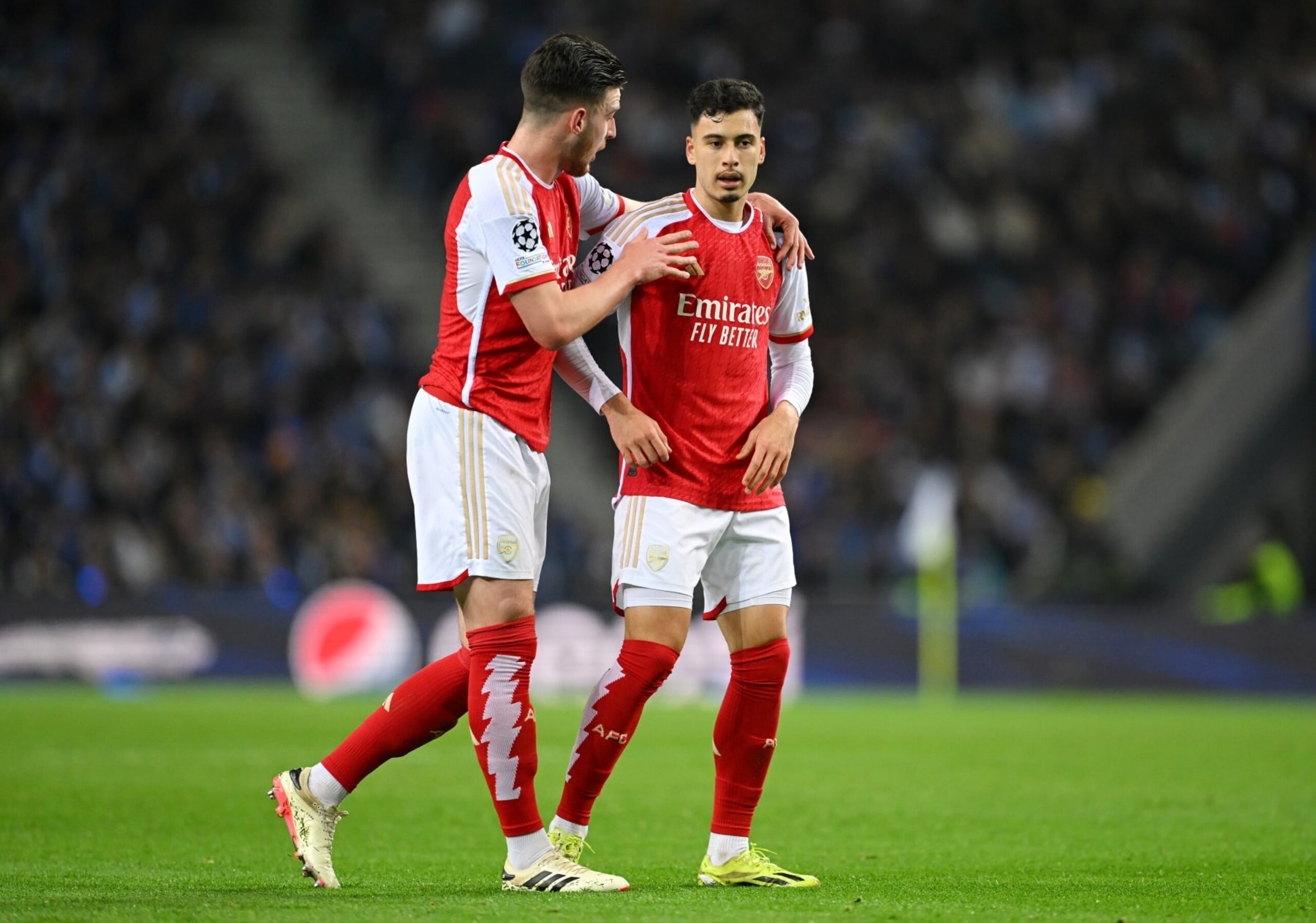 PORTO, PORTUGAL - FEBRUARY 21: Declan Rice speaks with Gabriel Martinelli of Arsenal during the UEFA Champions League 2023/24 round of 16 first leg match between FC Porto and Arsenal FC at Estadio do Dragao on February 21, 2024 in Porto, Portugal. (Photo by Michael Regan/Getty Images)