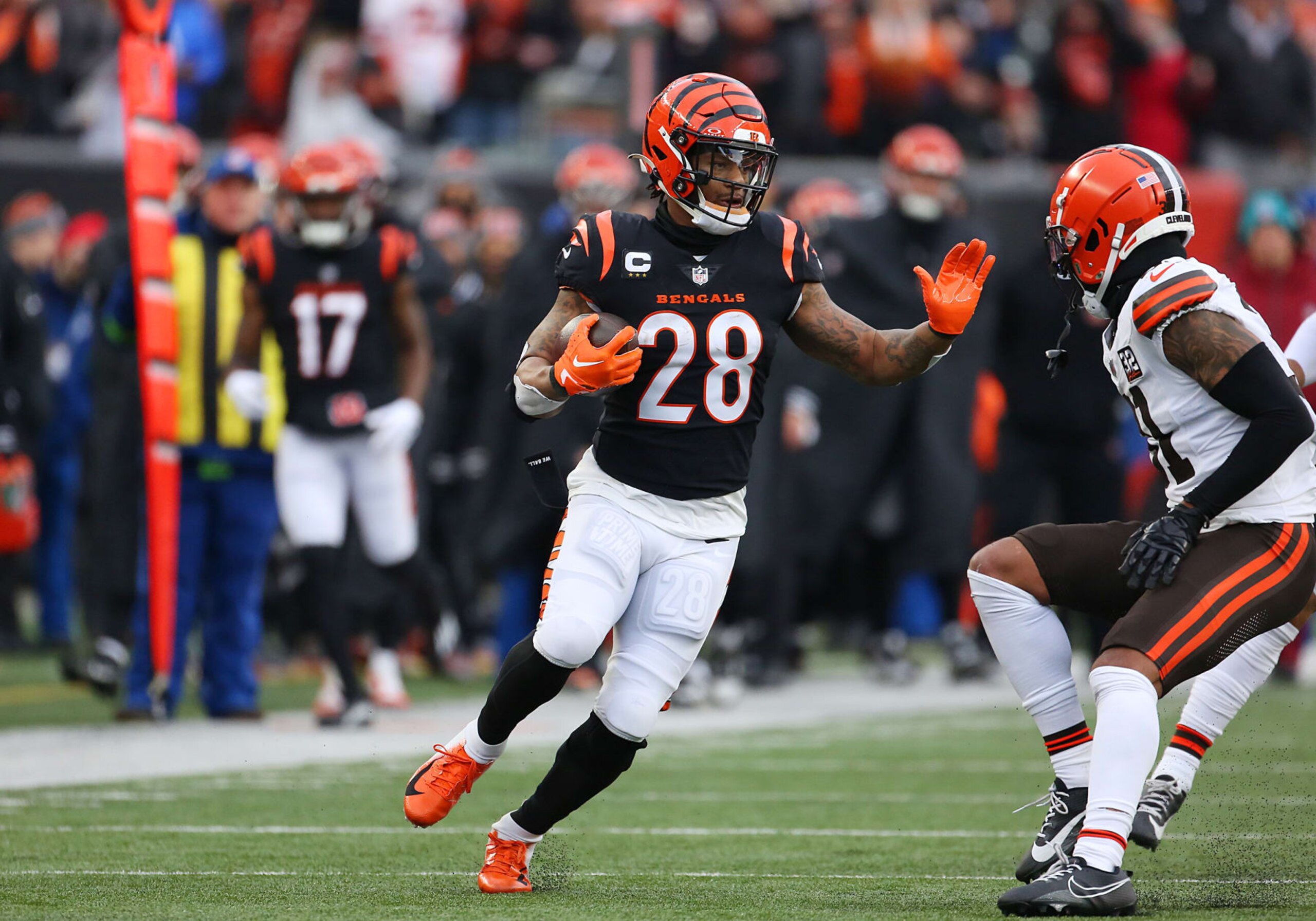 CINCINNATI, OH - JANUARY 07: Cincinnati Bengals running back Joe Mixon (28) runs the ball in a game between the Cleveland Browns and the Cincinnati Bengals at Paycor Stadium on Sunday, January. 7, 2024. (Photo by Jeff Moreland/Icon Sportswire via Getty Images)