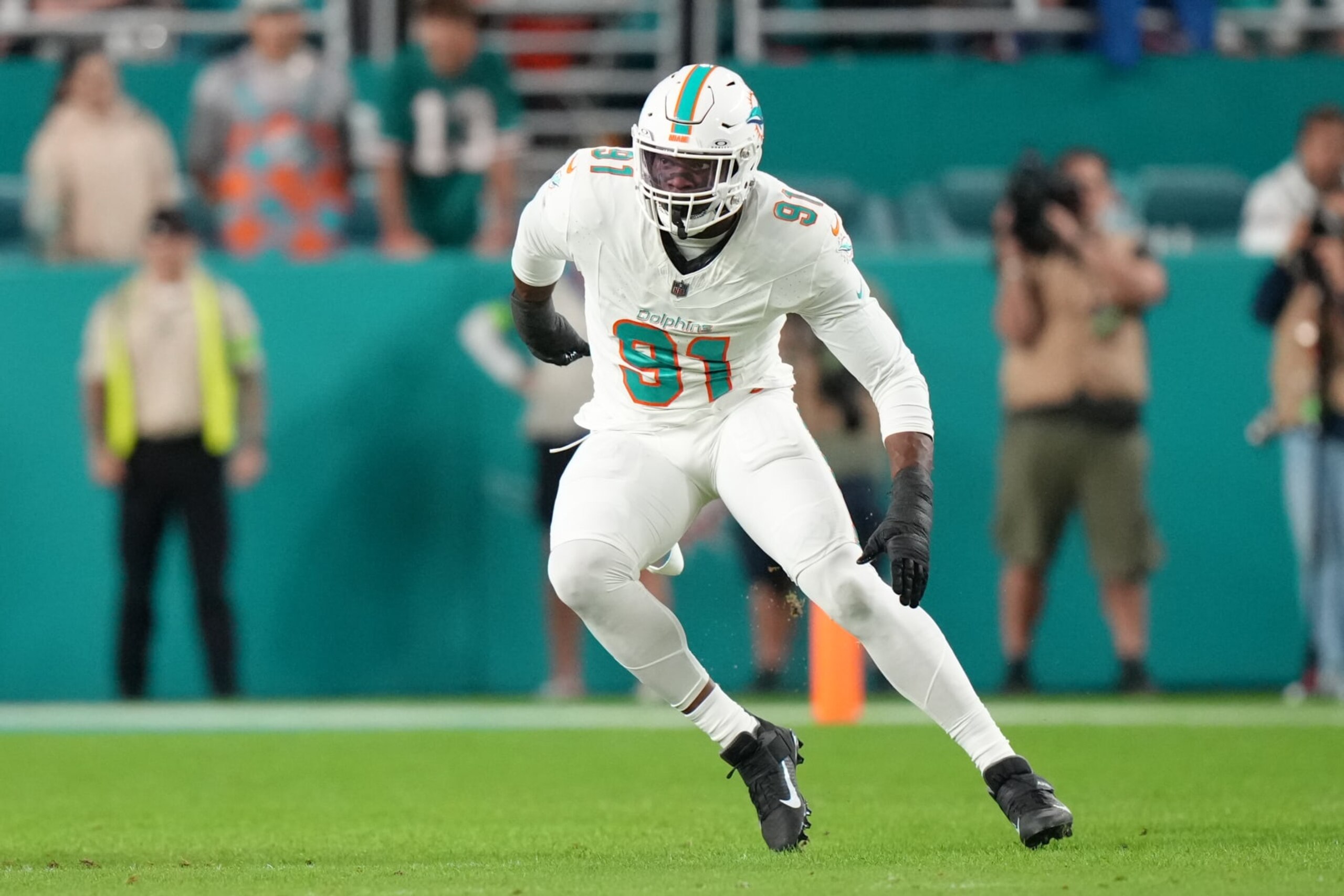 MIAMI GARDENS, FL - JANUARY 07: Miami Dolphins defensive end Emmanuel Ogbah (91) rushes the passer during the game between the Buffalo Bills and the Miami Dolphins on Sunday, January 7, 2024 at Hard Rock Stadium, Miami Gardens, Fla. (Photo by Peter Joneleit/Icon Sportswire via Getty Images)