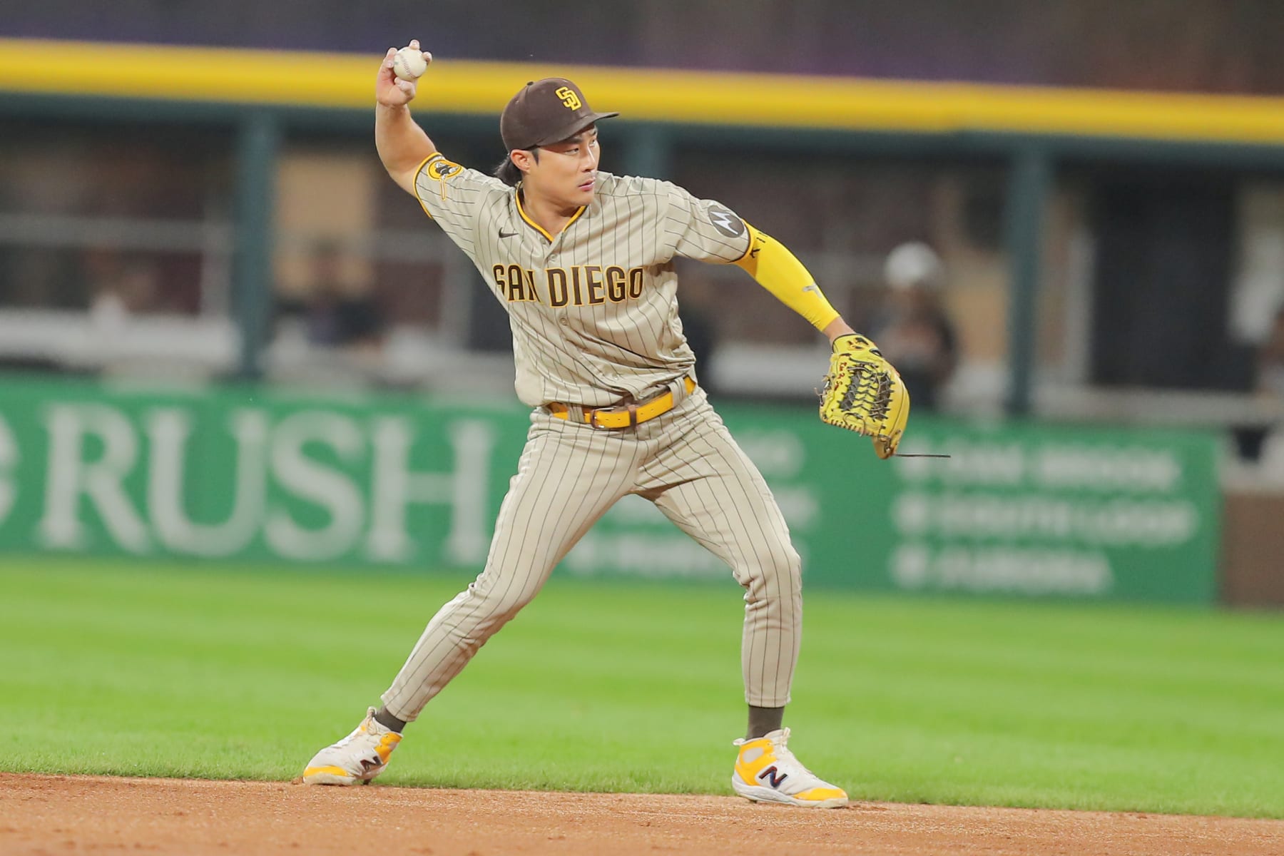 CHICAGO, IL - SEPTEMBER 30: San Diego Padres second baseman Ha-Seong Kim (7) in action during a Major League Baseball game between the San Diego Padres and the Chicago White Sox on September 30, 2023 at Guaranteed Rate Field in Chicago, IL. (Photo by Melissa Tamez/Icon Sportswire via Getty Images)