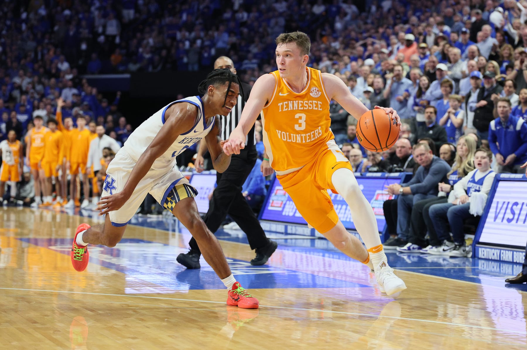 LEXINGTON, KENTUCKY - FEBRUARY 03: Dalton Knecht #3 of the Tennessee Volunteers dribbles the ball while defended by Rob Dillingham #0 of the Kentucky Wildcats at Rupp Arena on February 03, 2024 in Lexington, Kentucky. (Photo by Andy Lyons/Getty Images)