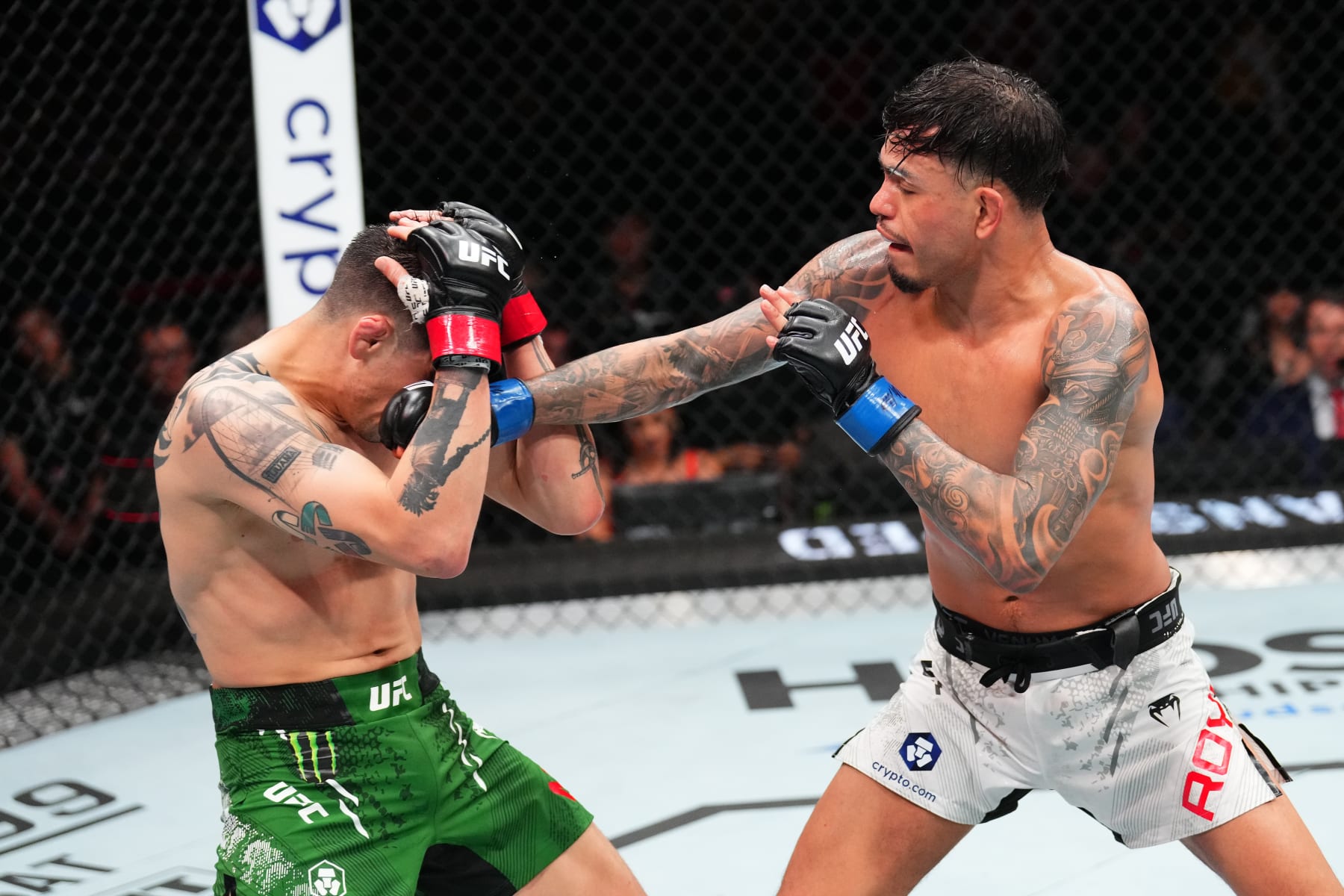 Brandon Royval punches Brandon Moreno
