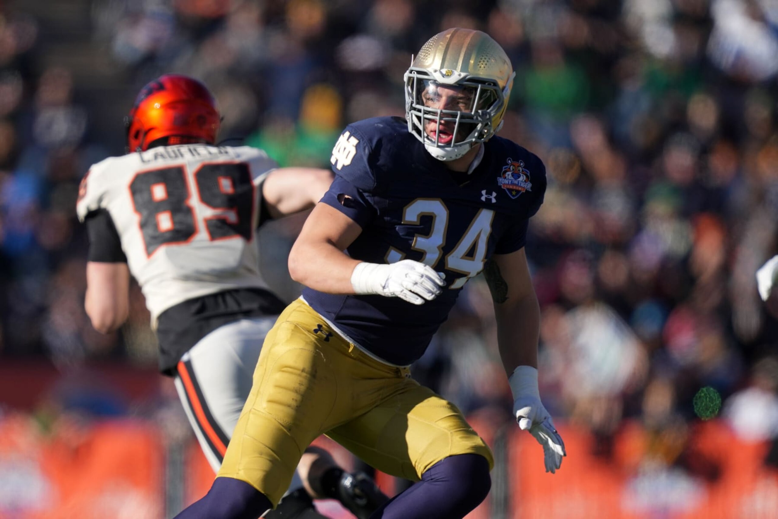 EL PASO, TEXAS - DECEMBER 29: Notre Dame Fighting Irish linebacker Drayk Bowen (34) during the Sun Bowl college football game against the Oregon State Beavers on December 20, 2023 in El Paso, Texas. Notre Dame defeated OSU 40-8. (Photo by Kirby Lee/Getty Images)