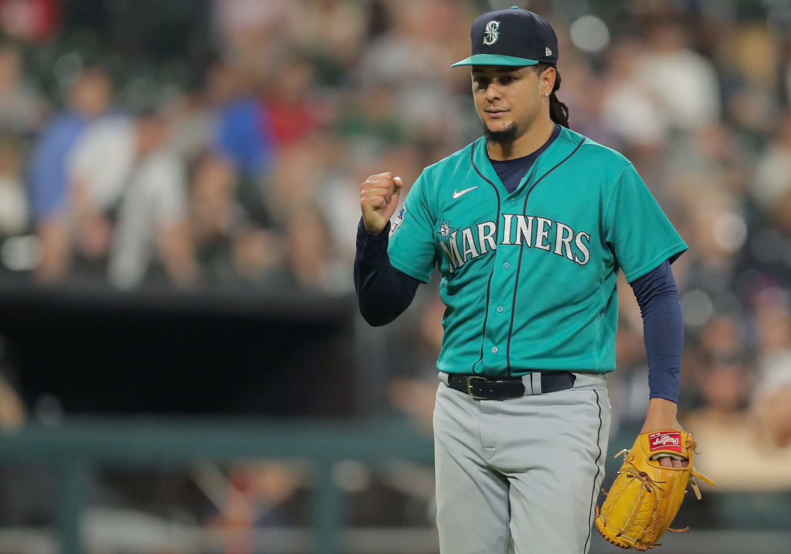 CHICAGO, IL - AUGUST 21: Seattle Mariners starting pitcher Luis Castillo (58) reacts after a third out during a Major League Baseball game between the Seattle Mariners and the Chicago White Sox on August 21, 2023 at Guaranteed Rate Field in Chicago, IL. (Photo by Melissa Tamez/Icon Sportswire via Getty Images)