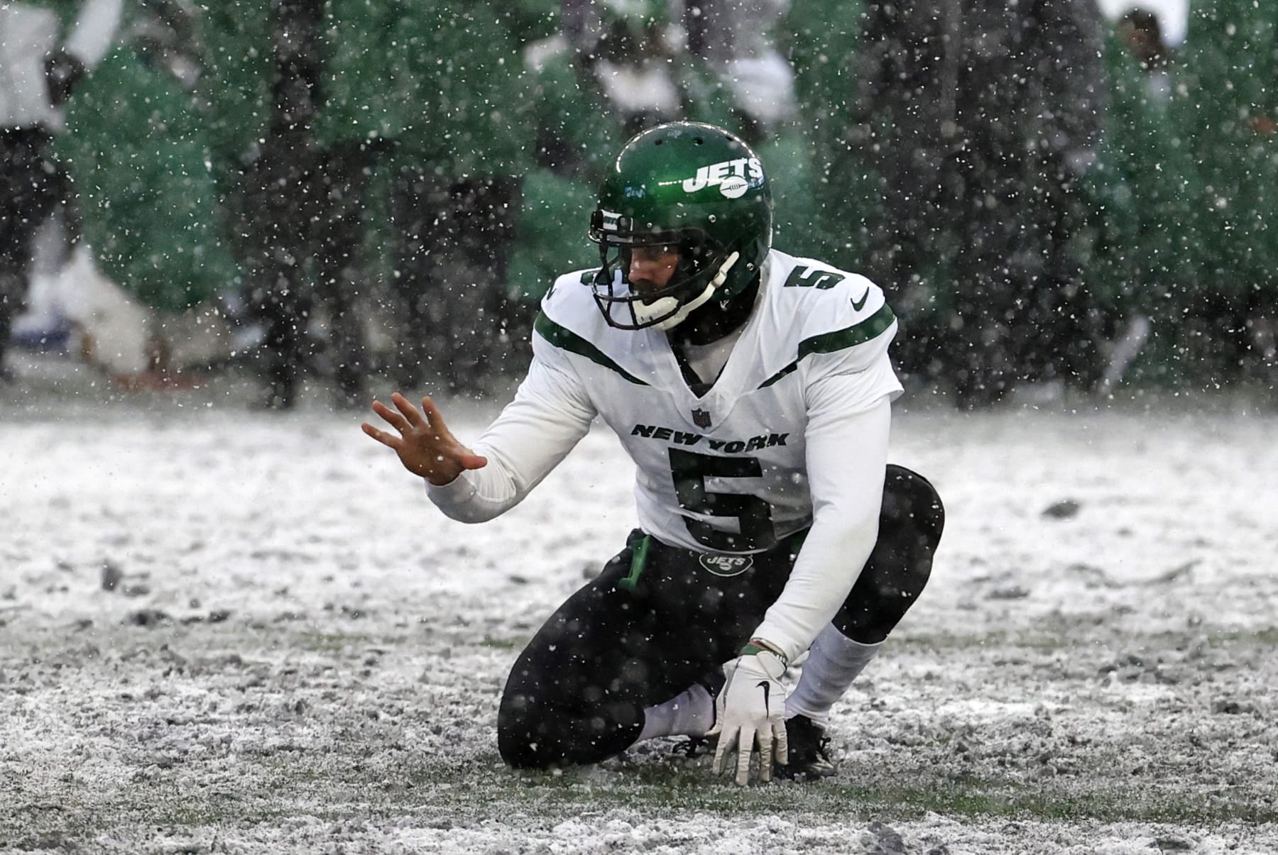 FOXBOROUGH, MA - JANUARY 07: New York Jets punter Thomas Morstead (5) gets ready to hold on a kick during a game between the New England Patriots and the New York Jets on January 7, 2024, at Gillette Stadium in Foxborough, Massachusetts. (Photo by Fred Kfoury III/Icon Sportswire via Getty Images)