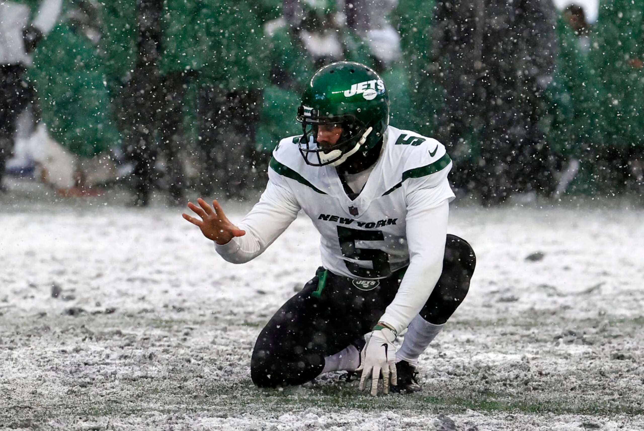 FOXBOROUGH, MA - JANUARY 07: New York Jets punter Thomas Morstead (5) gets ready to hold on a kick during a game between the New England Patriots and the New York Jets on January 7, 2024, at Gillette Stadium in Foxborough, Massachusetts. (Photo by Fred Kfoury III/Icon Sportswire via Getty Images) FOXBOROUGH, MA - JANUARY 07: New York Jets punter Thomas Morstead (5) gets ready to hold on a kick during a game between the New England Patriots and the New York Jets on January 7, 2024, at Gillette Stadium in Foxborough, Massachusetts. (Photo by Fred Kfoury III/Icon Sportswire via Getty Images)
